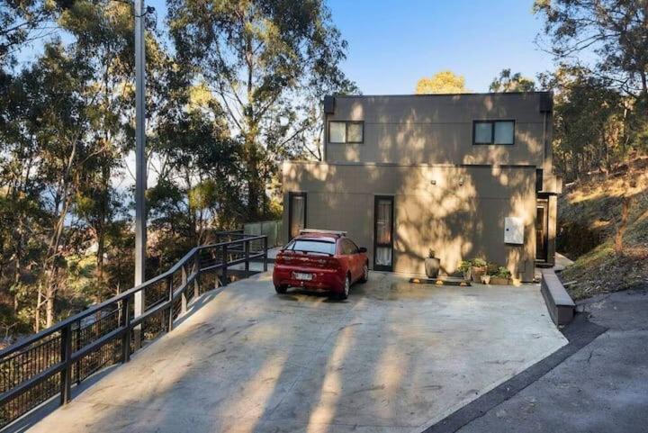 Treetops-Large Home 9km to CBD Sleeps 10
