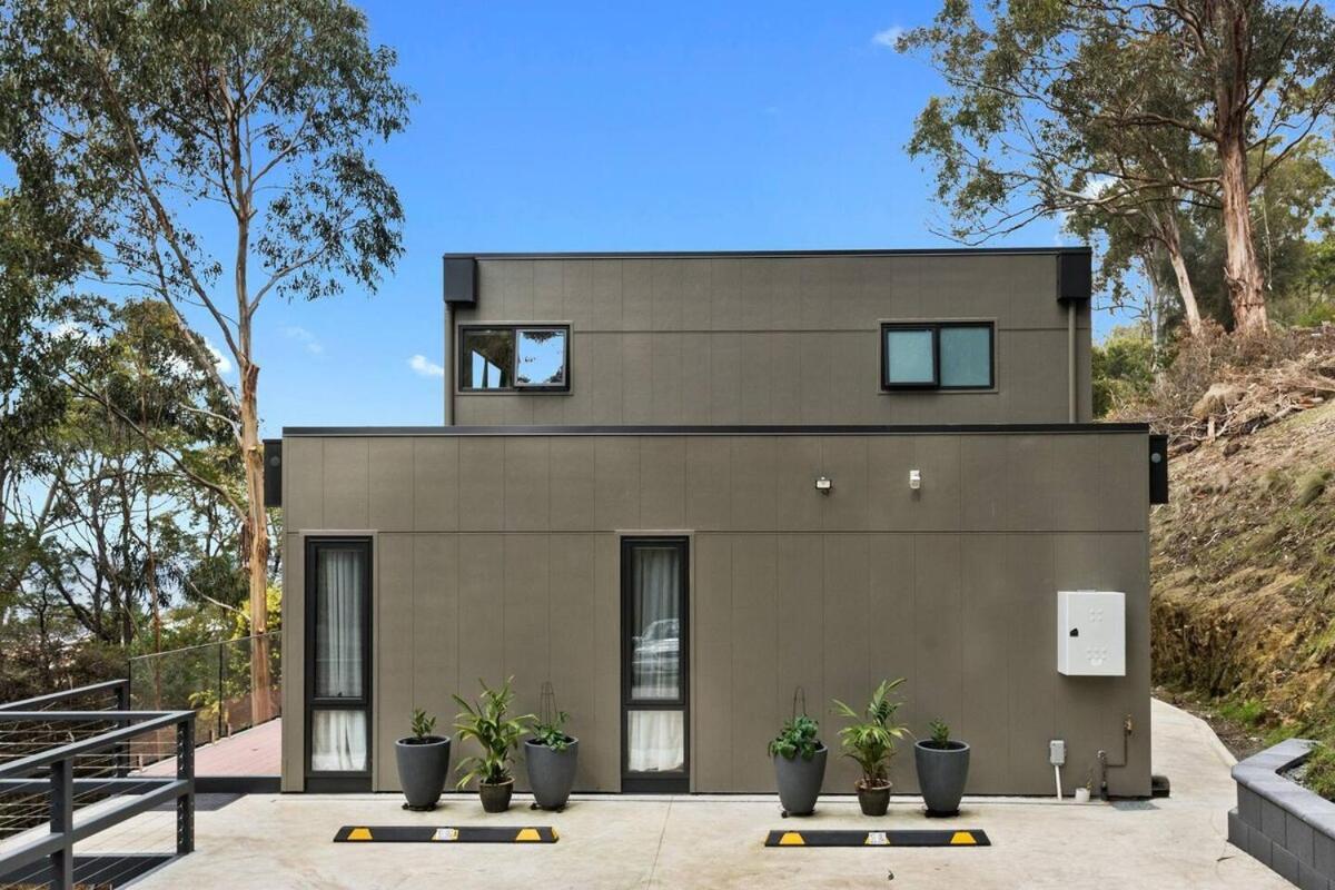 Treetops-Large Home 9km to CBD Sleeps 10