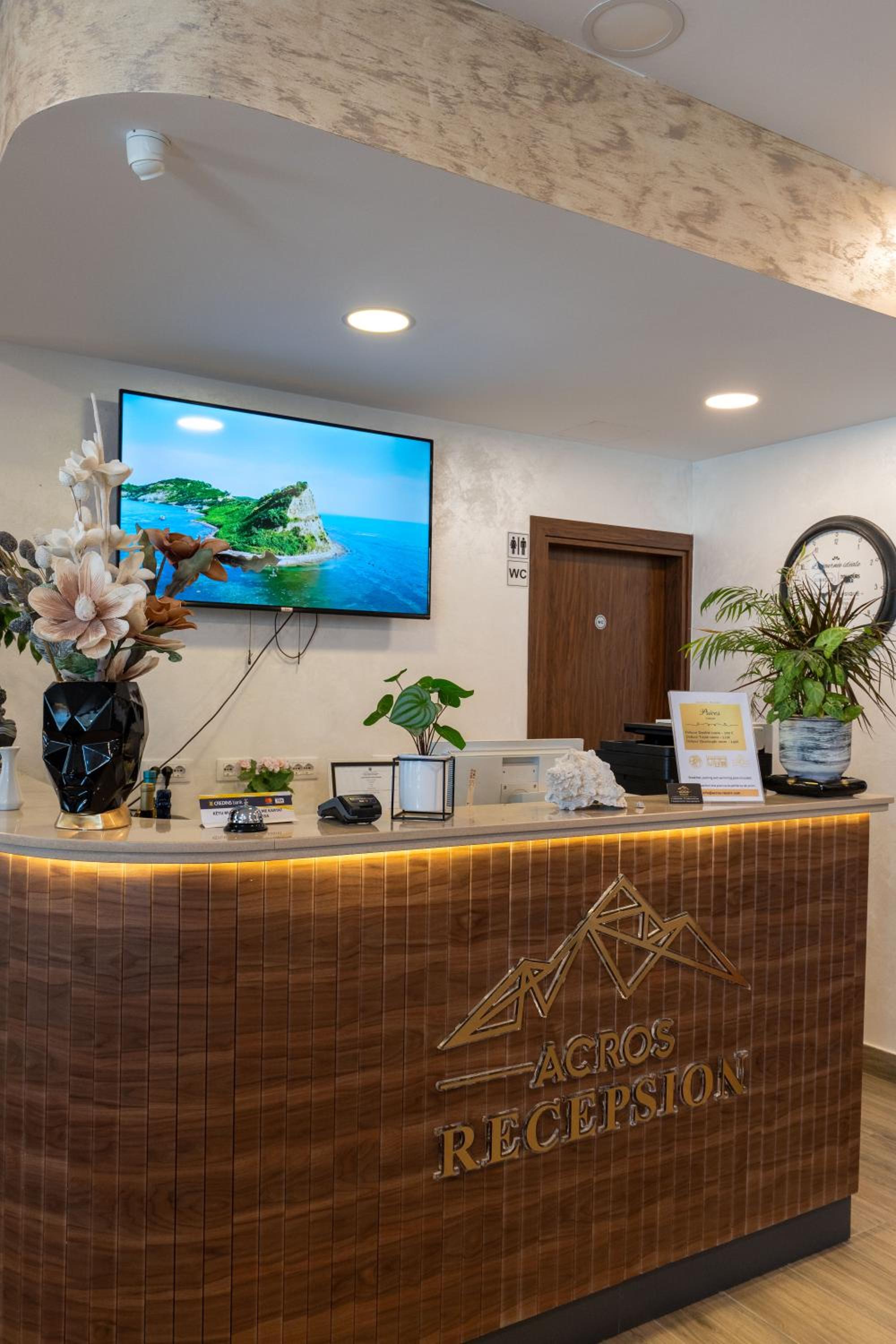 Acros Resort