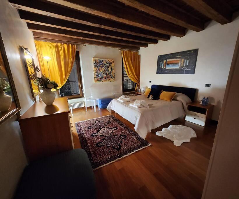 Juliets Bed Art Verona view 3