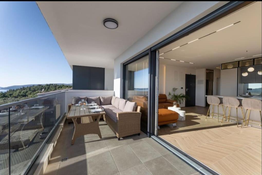 Sky high Sea view lux apartment