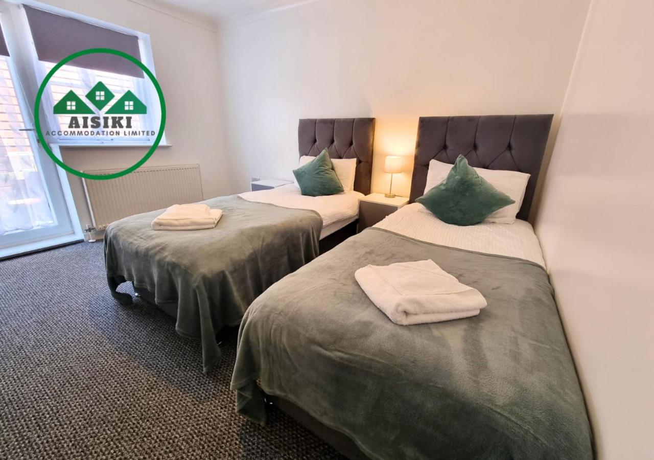Aisiki Stays Apartments at Harwoods Road, Multiple 2-Bedroom, Pet-Friendly Flat, King or Twin or Double Beds, with Free Wi-Fi and Parking Space view 4