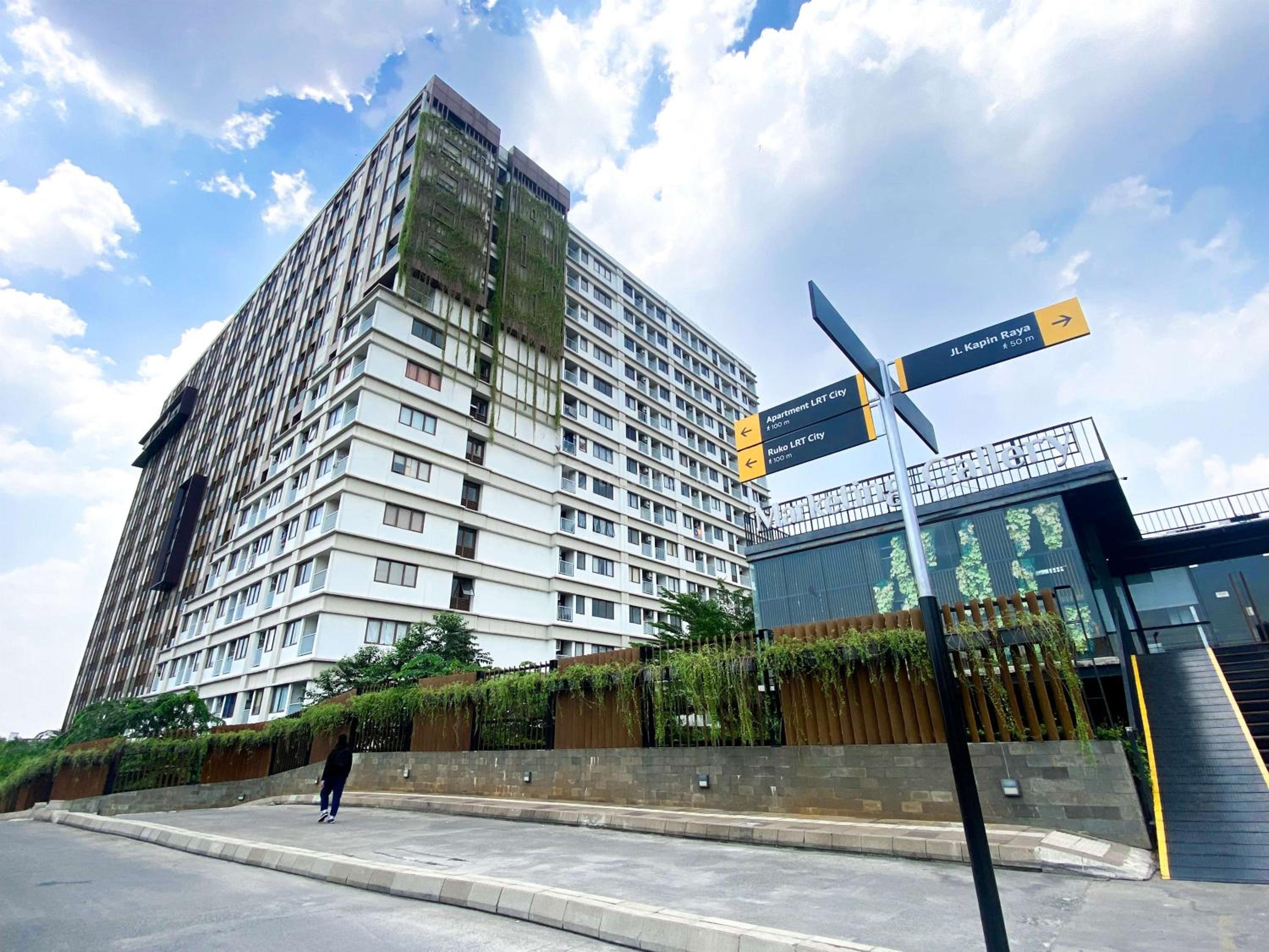 Comfy and Modern Look 1BR Gateway Park LRT City Jatibening Apartment By Travelio view 3
