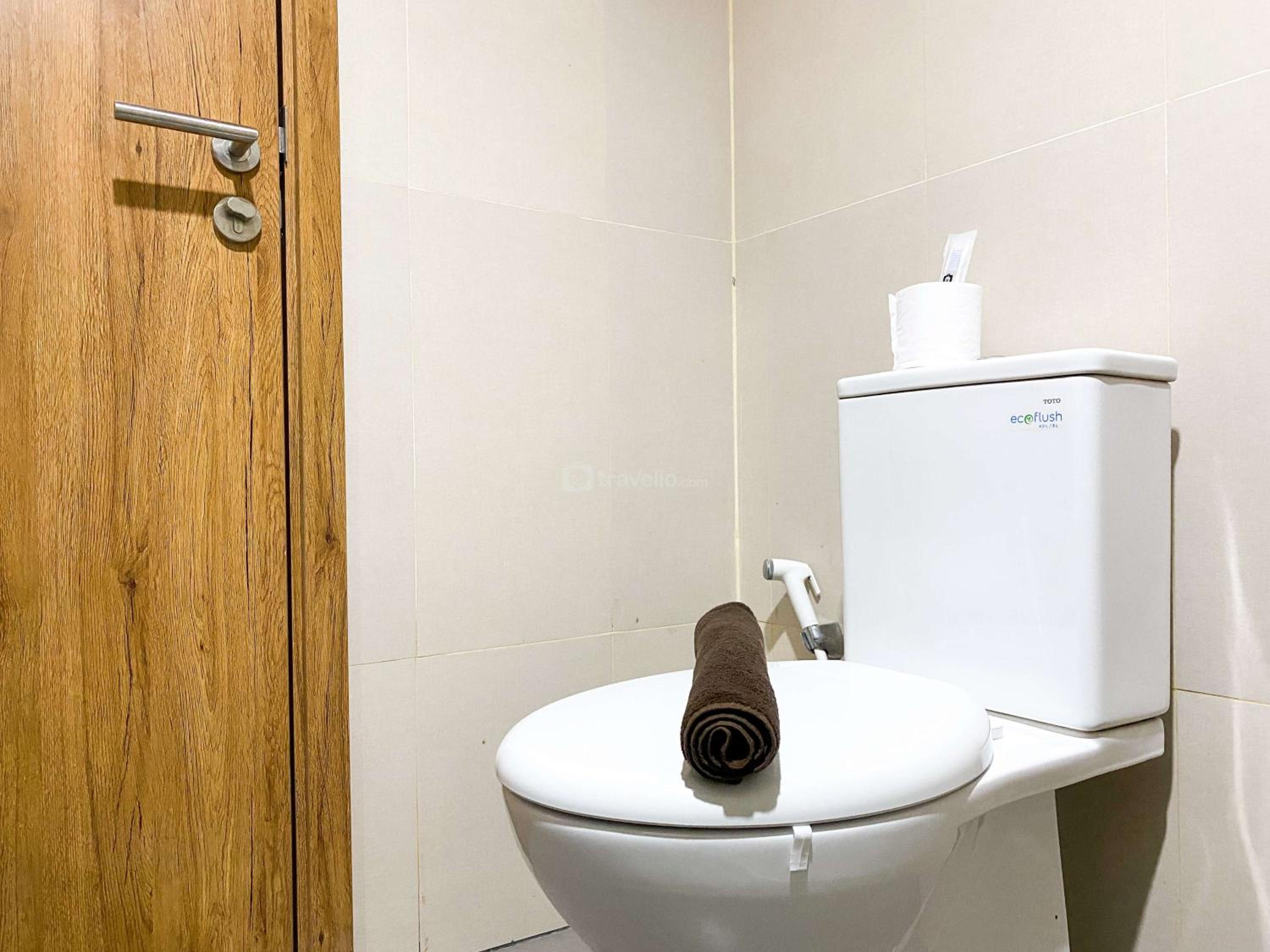 Comfy and Modern Look 1BR Gateway Park LRT City Jatibening Apartment By Travelio view 4