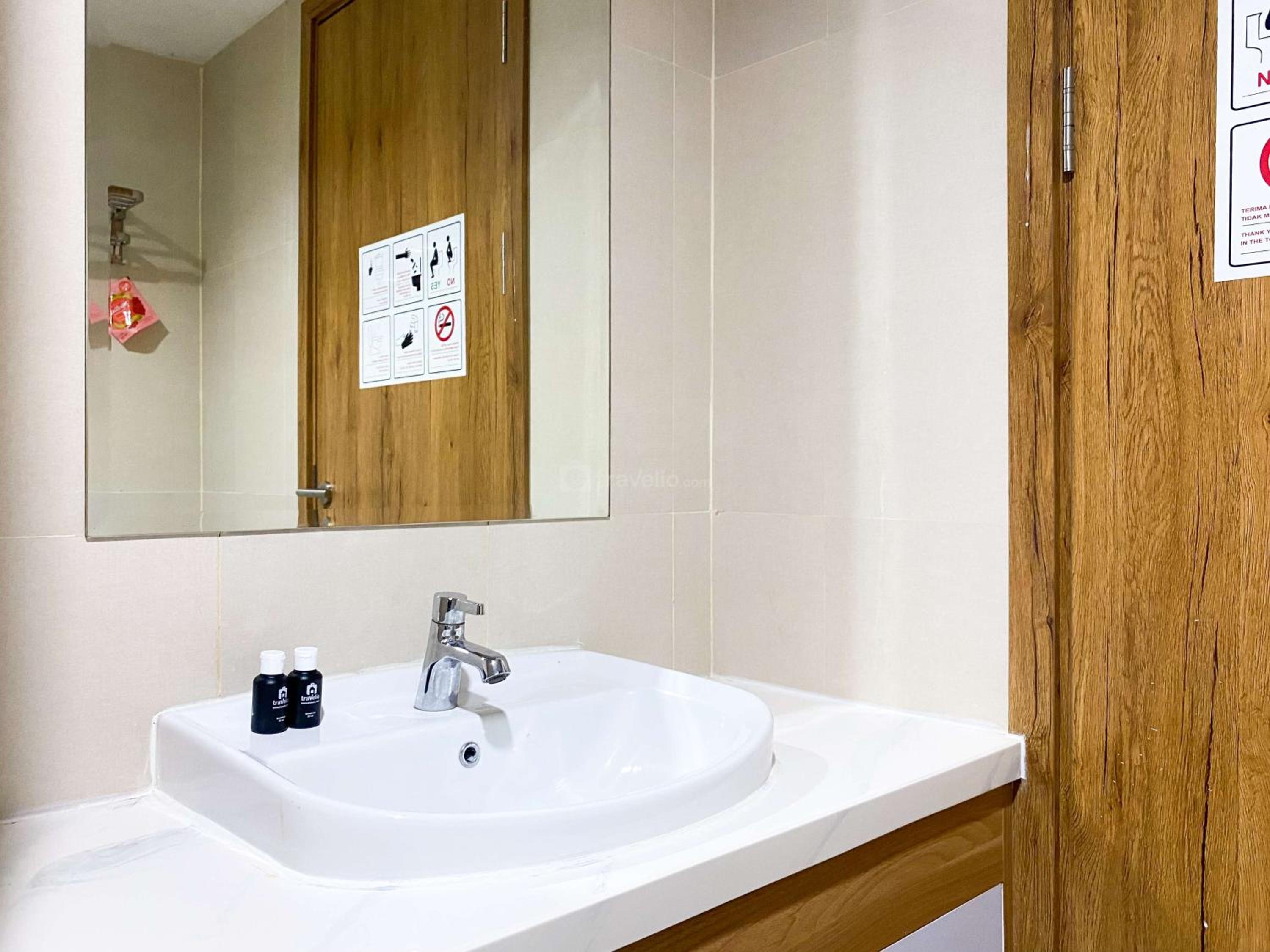 Comfy and Modern Look 1BR Gateway Park LRT City Jatibening Apartment By Travelio view 5