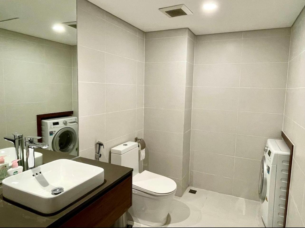 Duplex , TubBath, Netflix, Lakeview