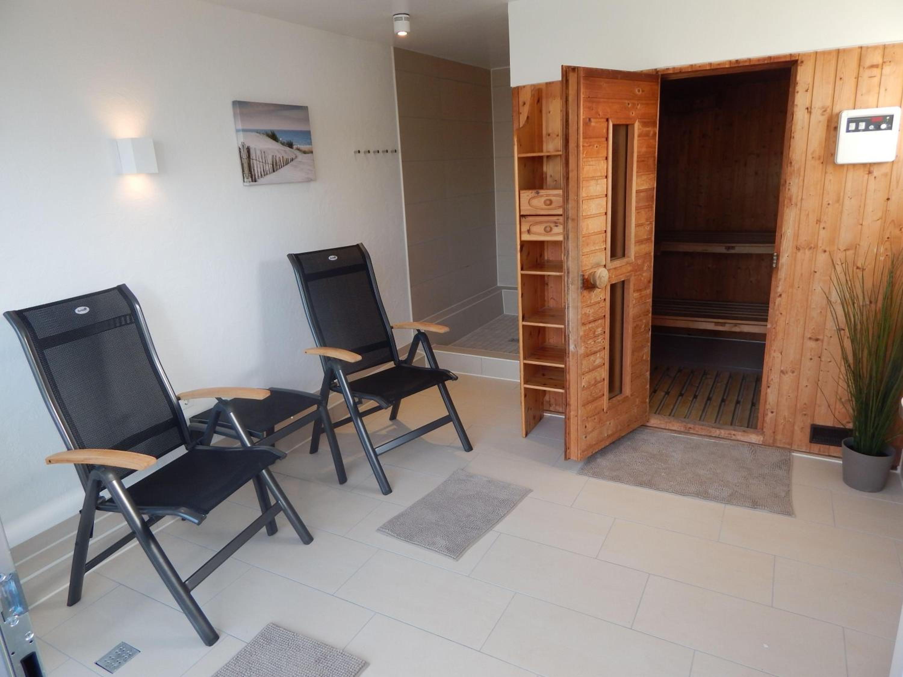 Risel-Ferienhaus-im-Huus-Godewind-mit-Sauna-und-Kamin view 2