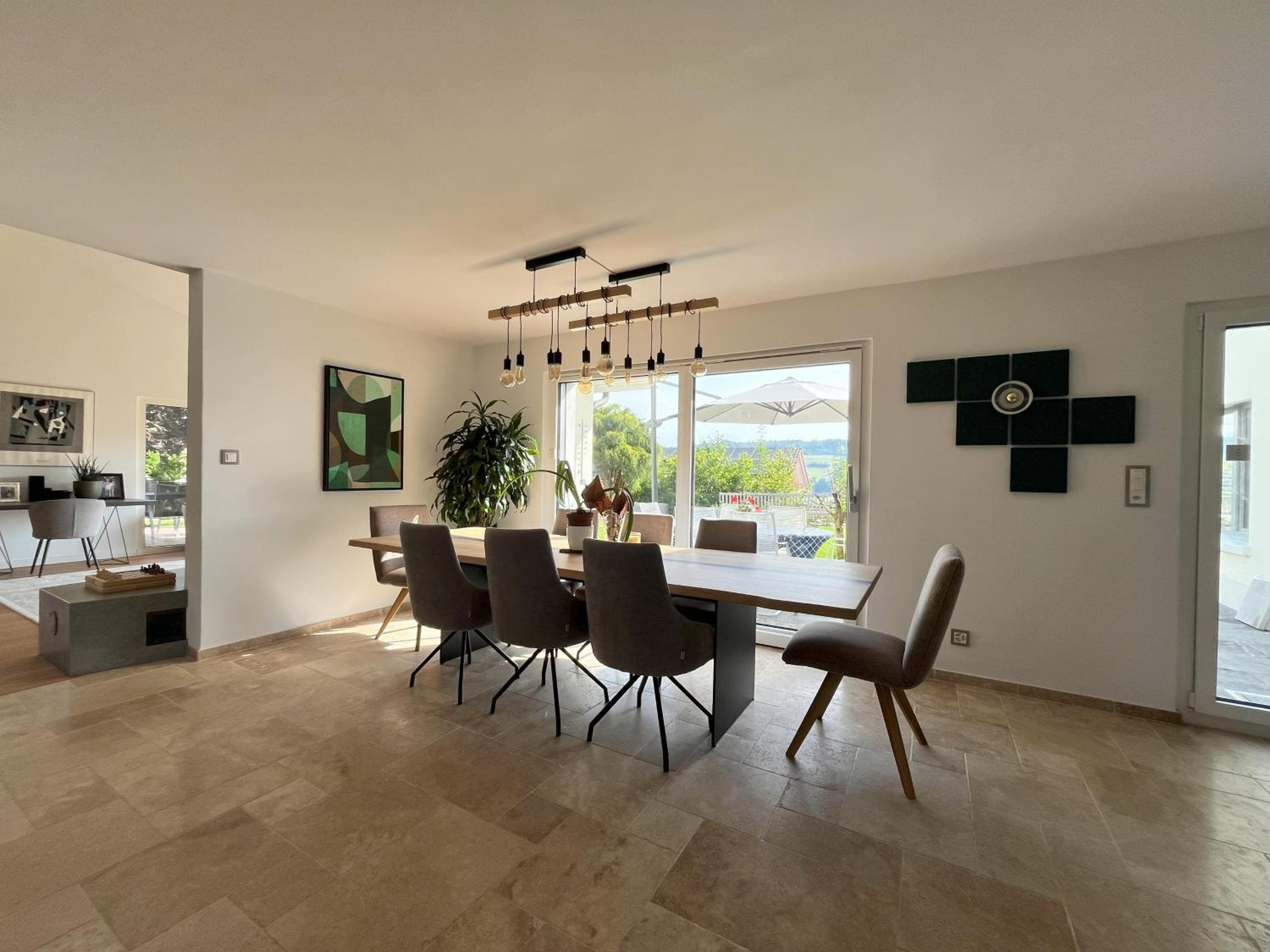 High-End-Haus mit Garten und Extras