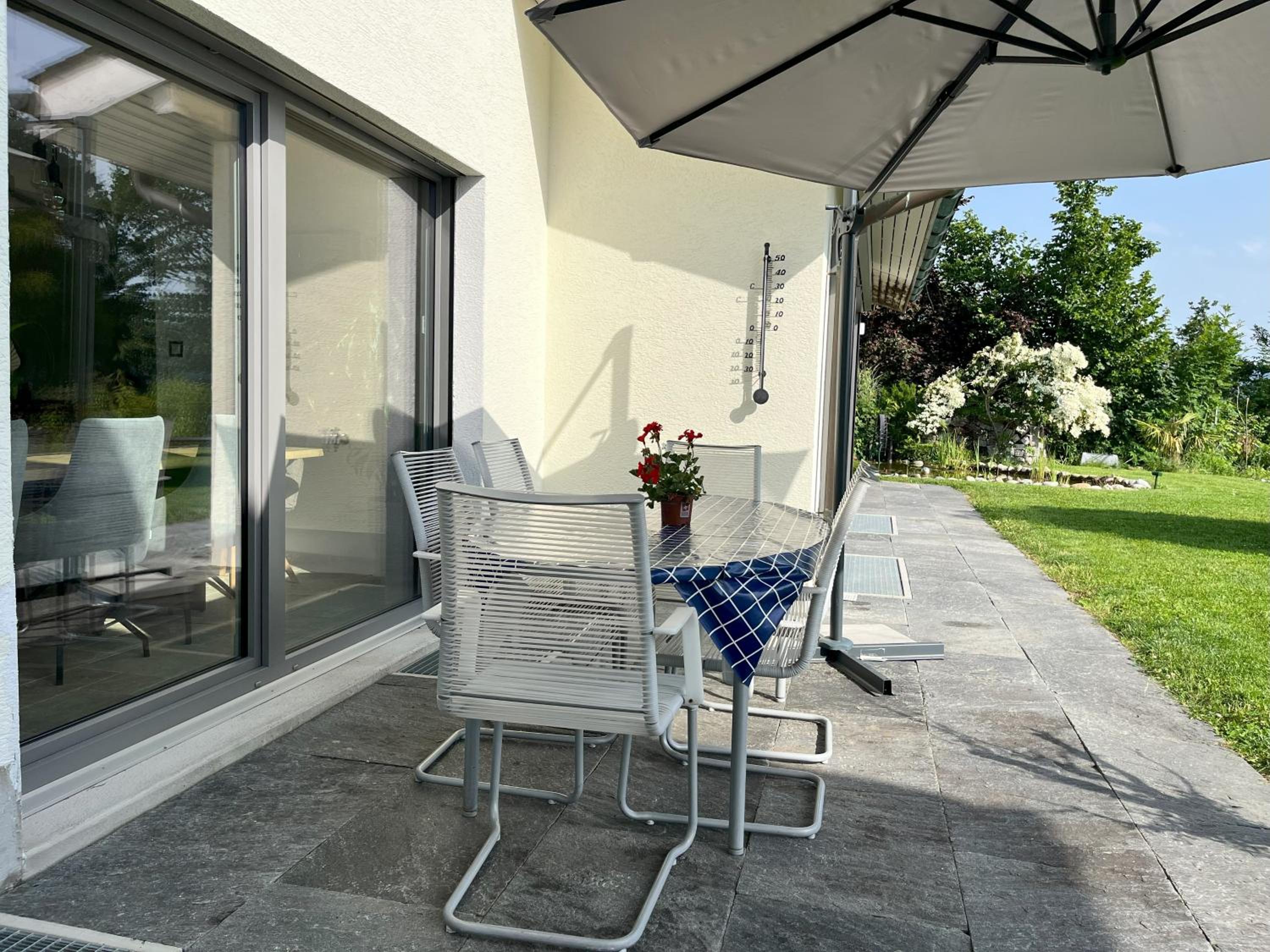 High-End-Haus mit Garten und Extras