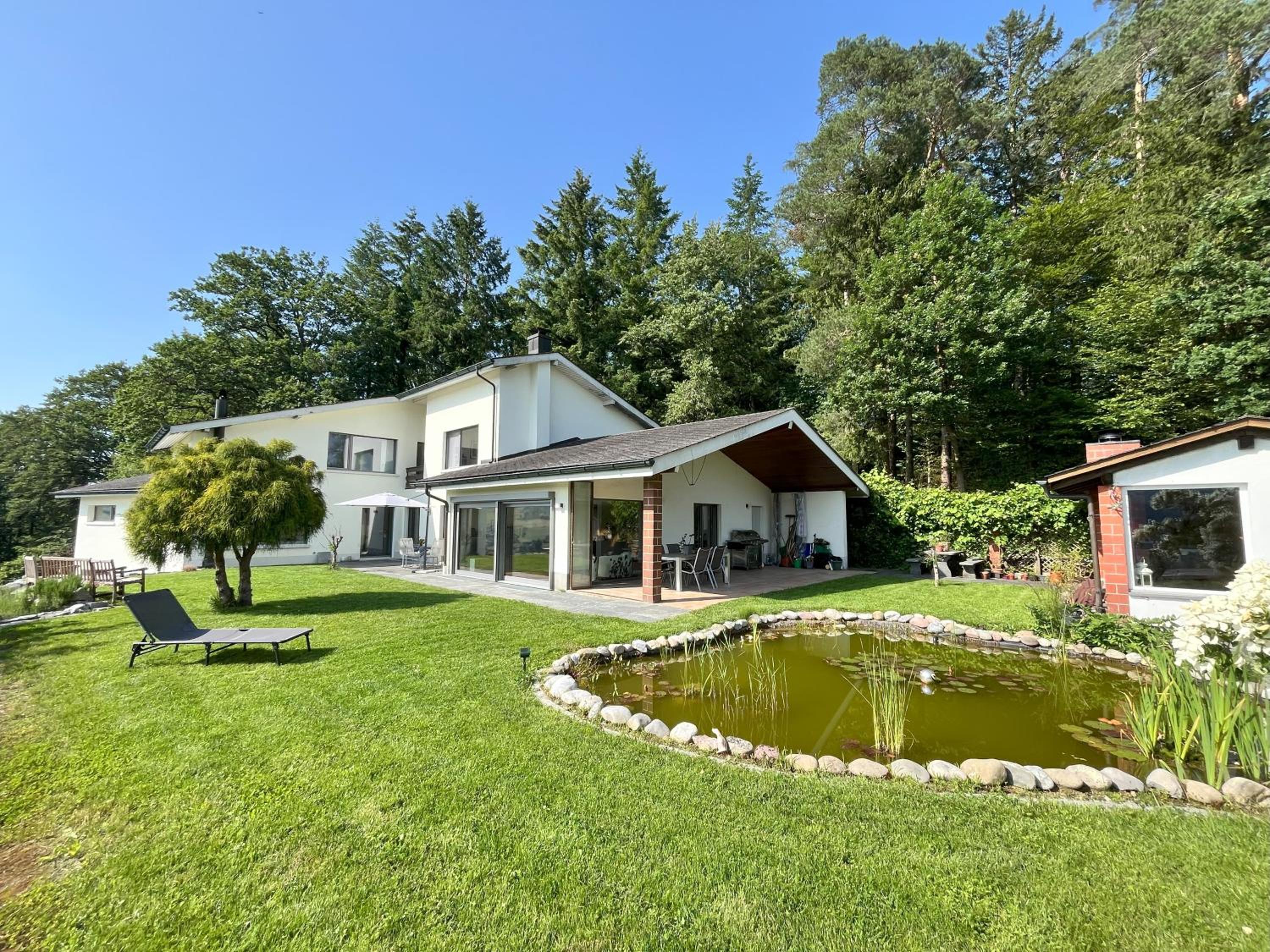 High-End-Haus mit Garten und Extras