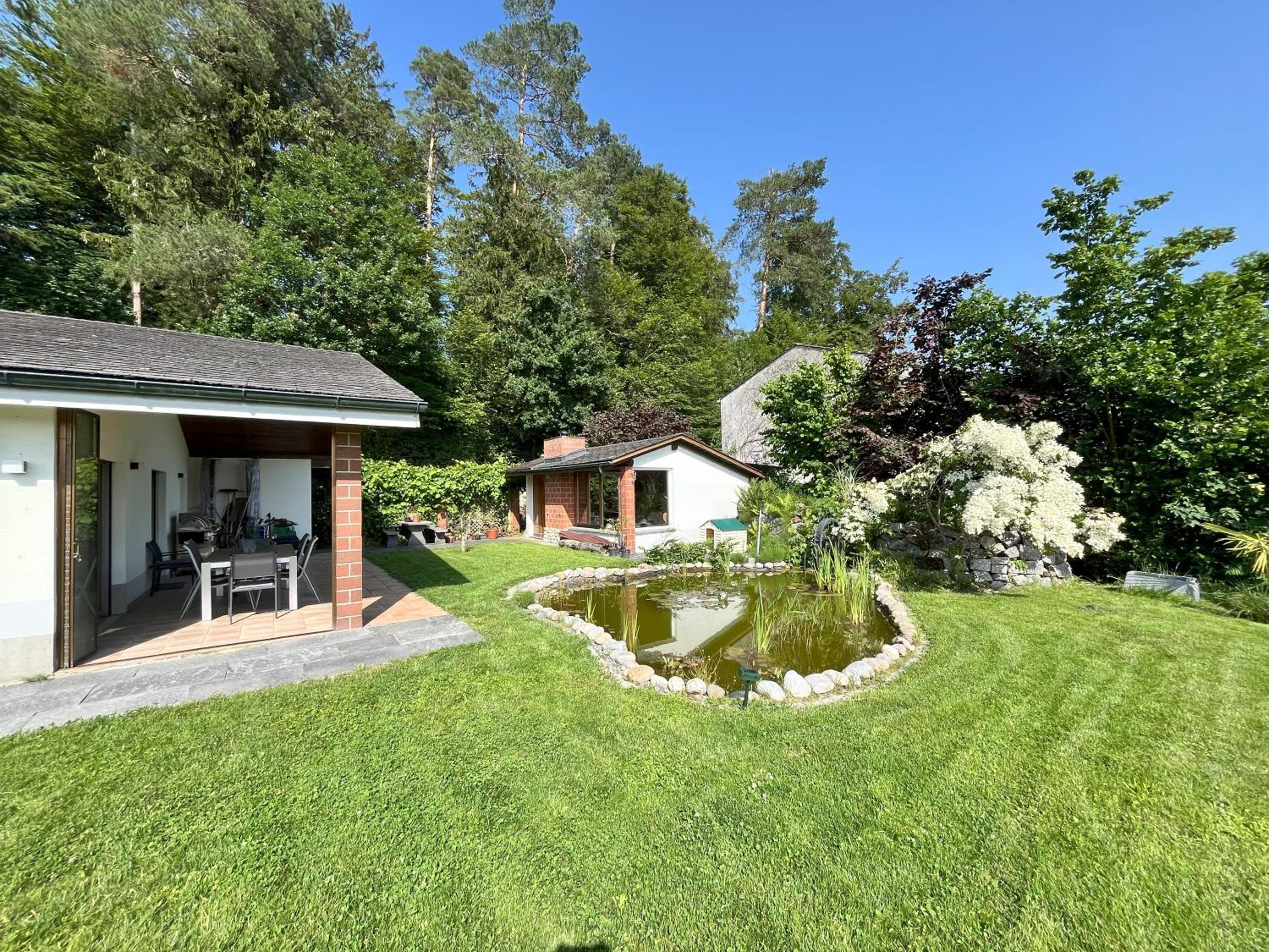 High-End-Haus mit Garten und Extras