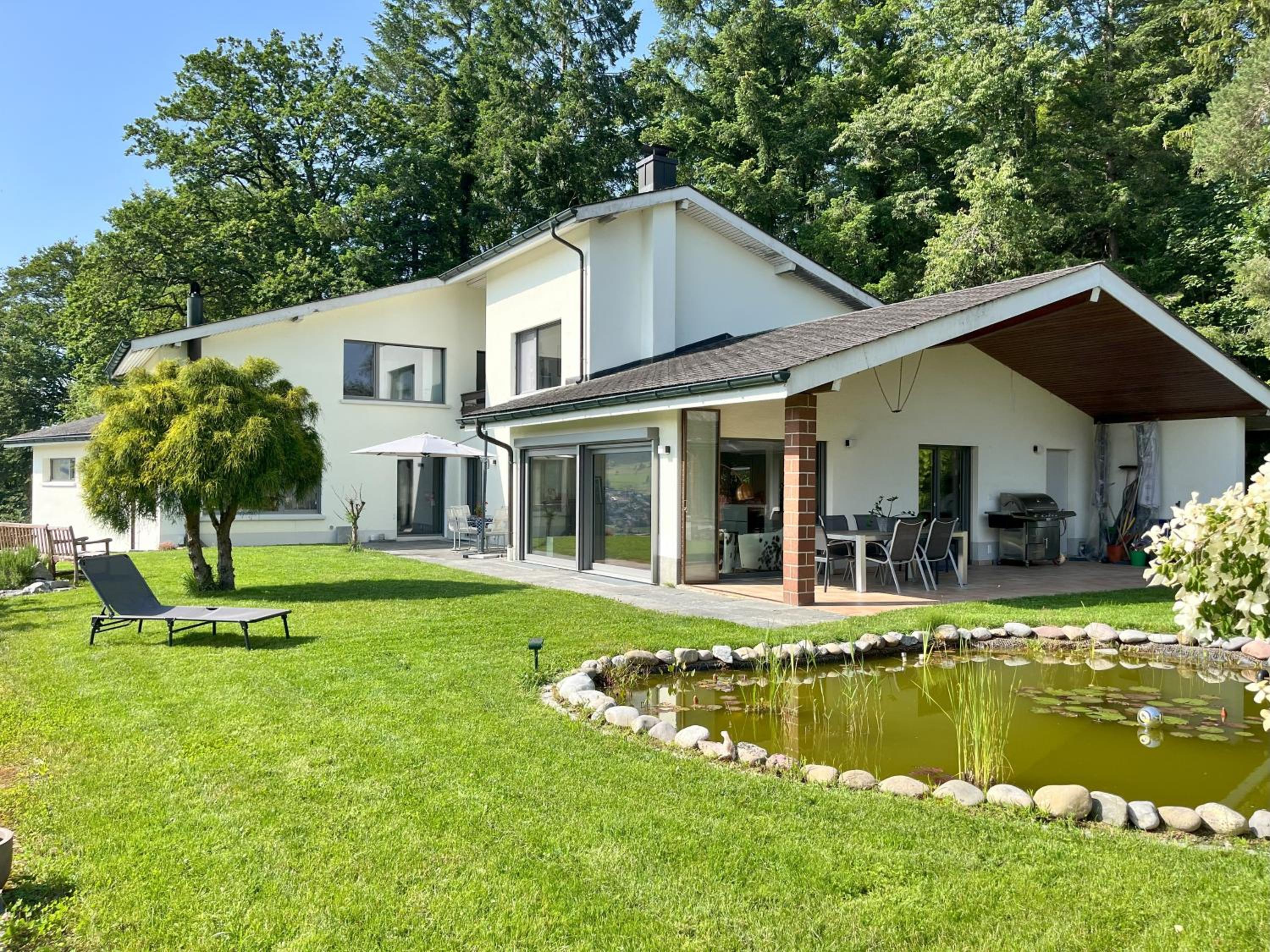 High-End-Haus mit Garten und Extras