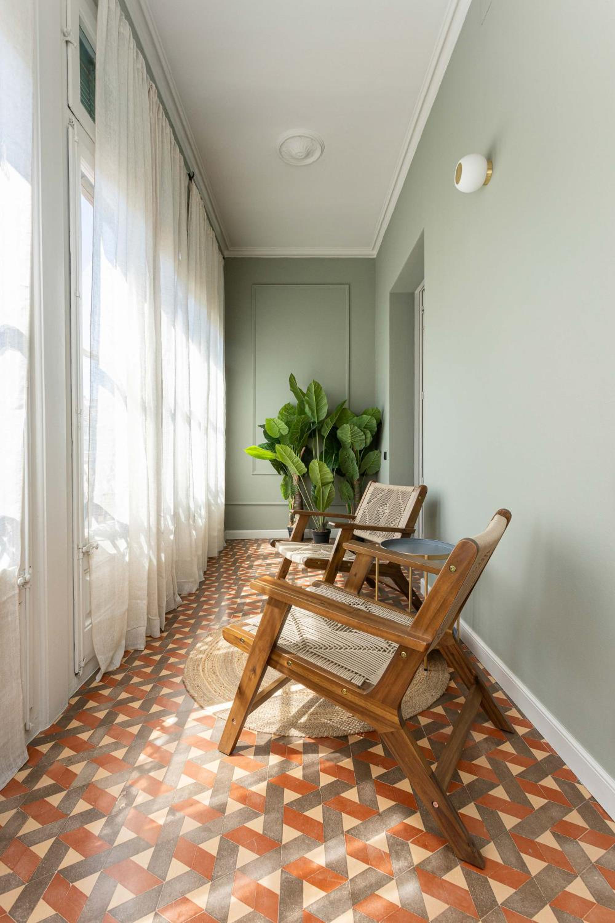 Spacious Stylish 4-bedroom Modernist Apartment photo 3