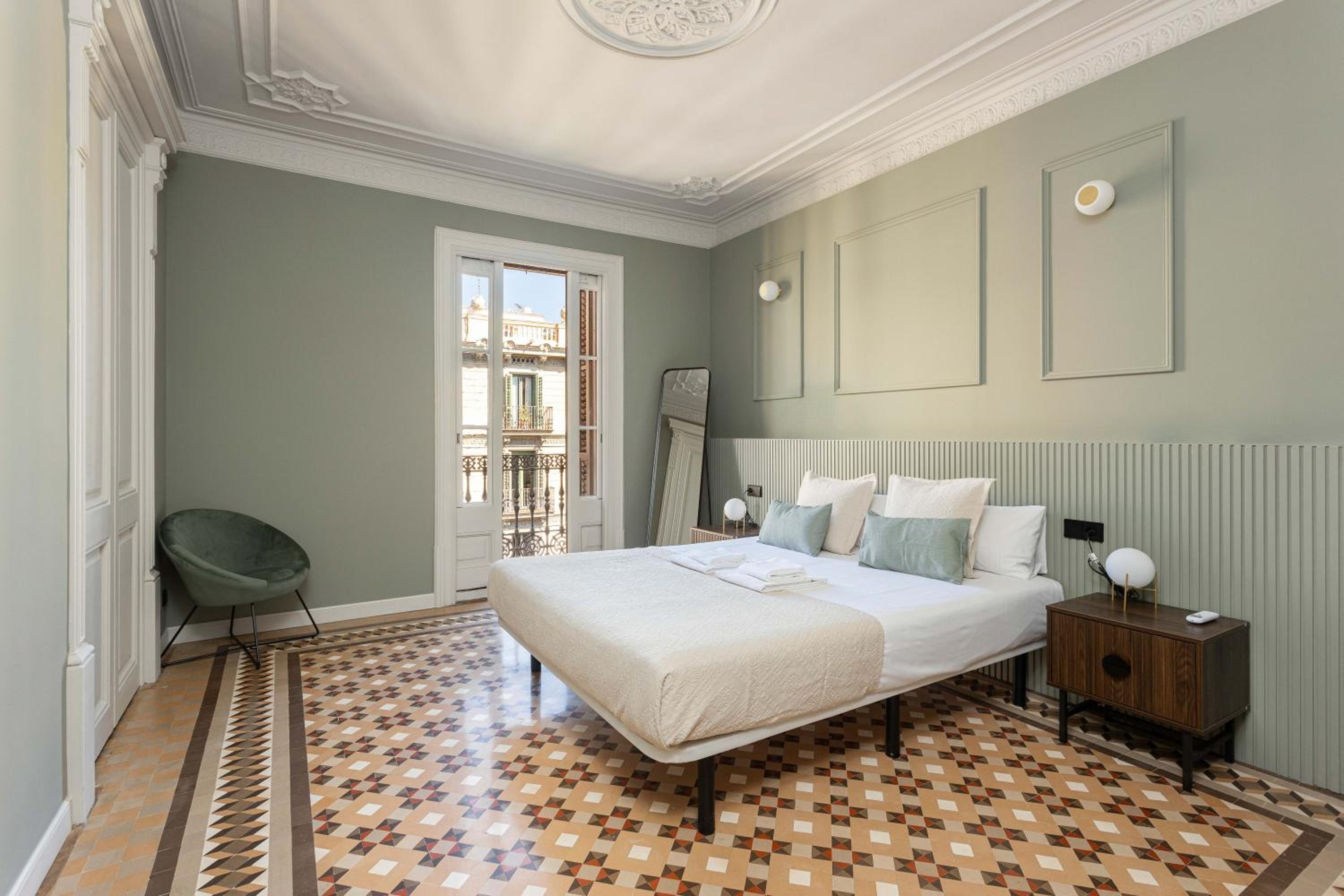 Spacious Stylish 4-bedroom Modernist Apartment photo 4