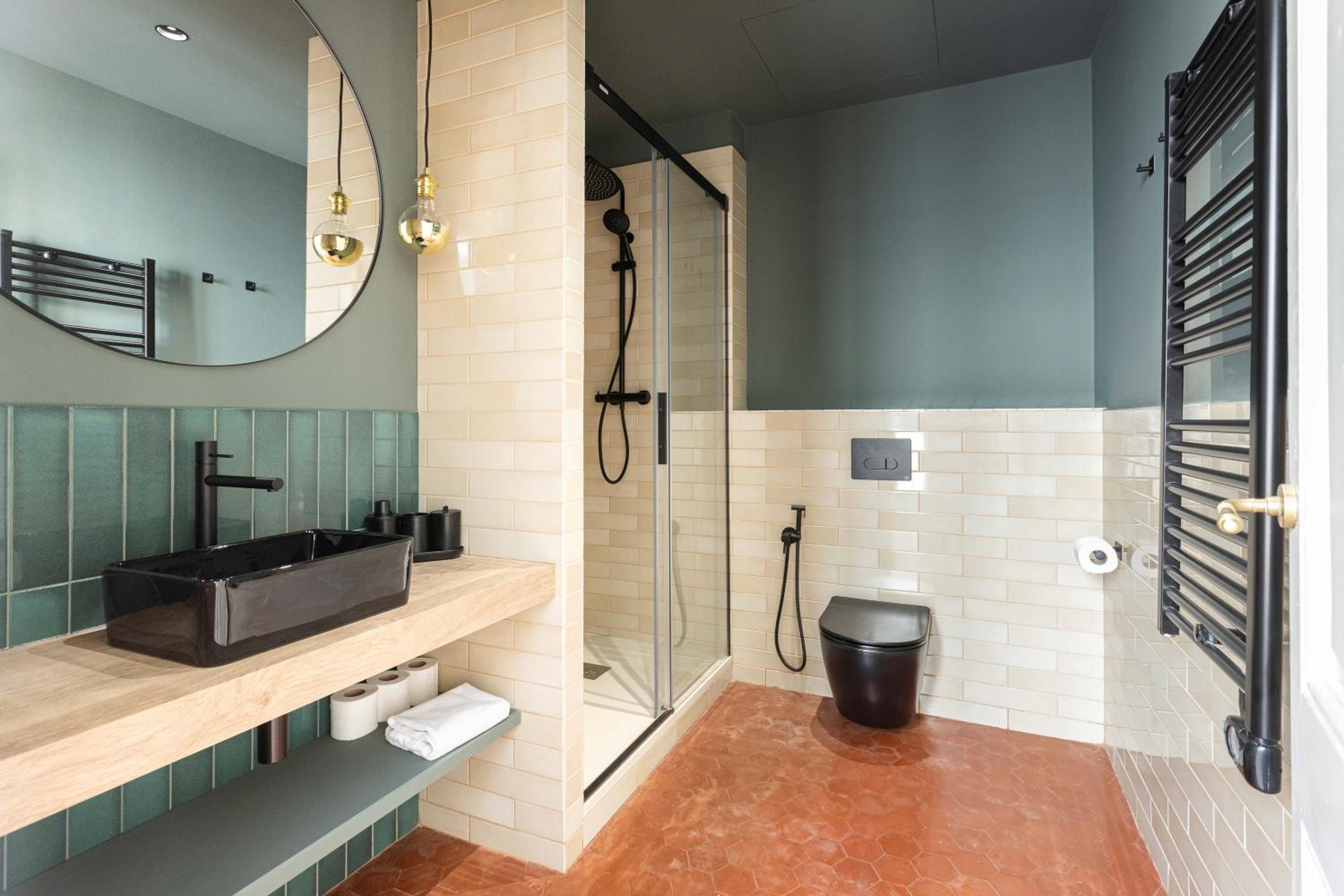 Spacious Stylish 4-bedroom Modernist Apartment