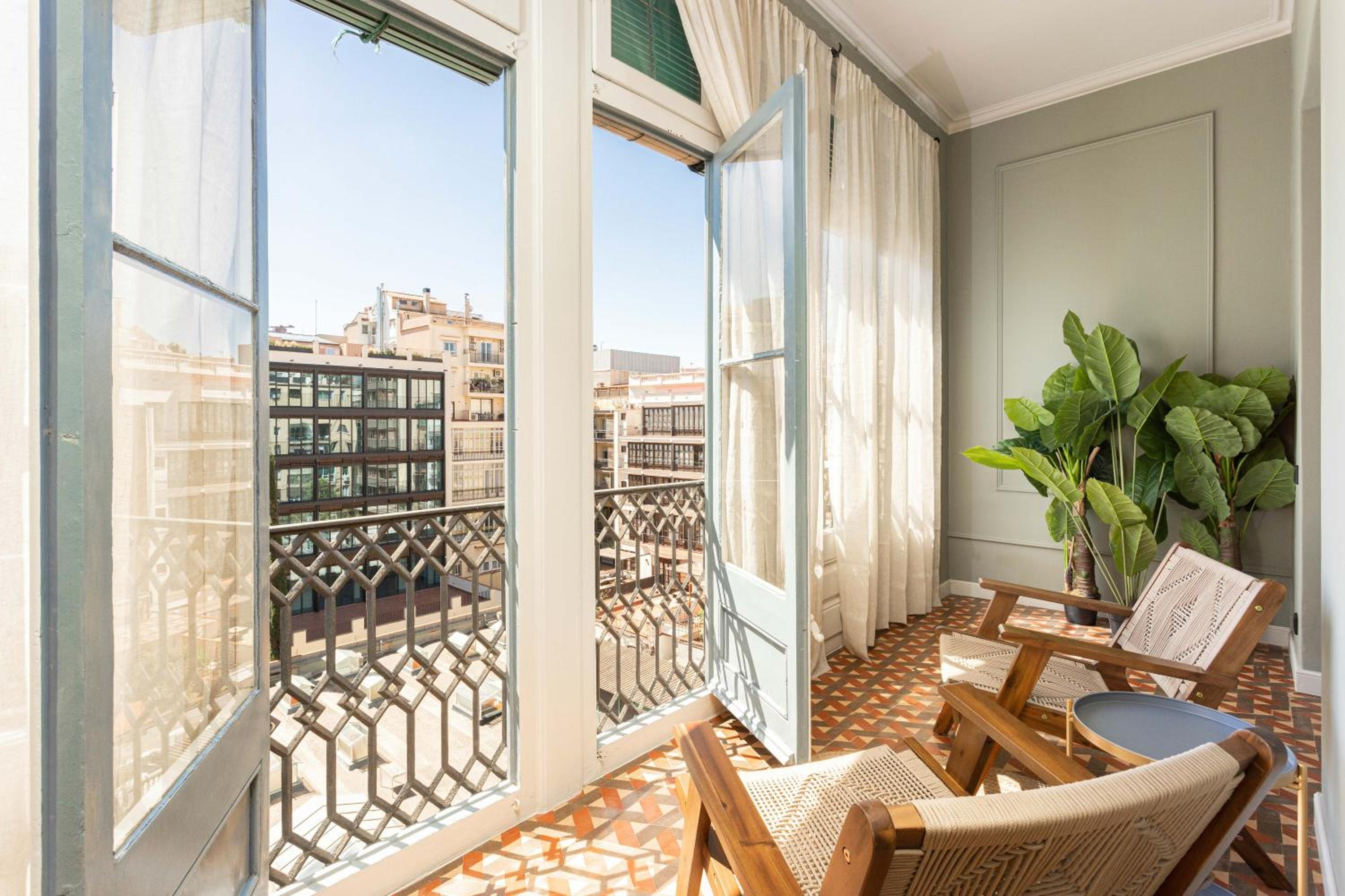 Spacious Stylish 4-bedroom Modernist Apartment photo 2