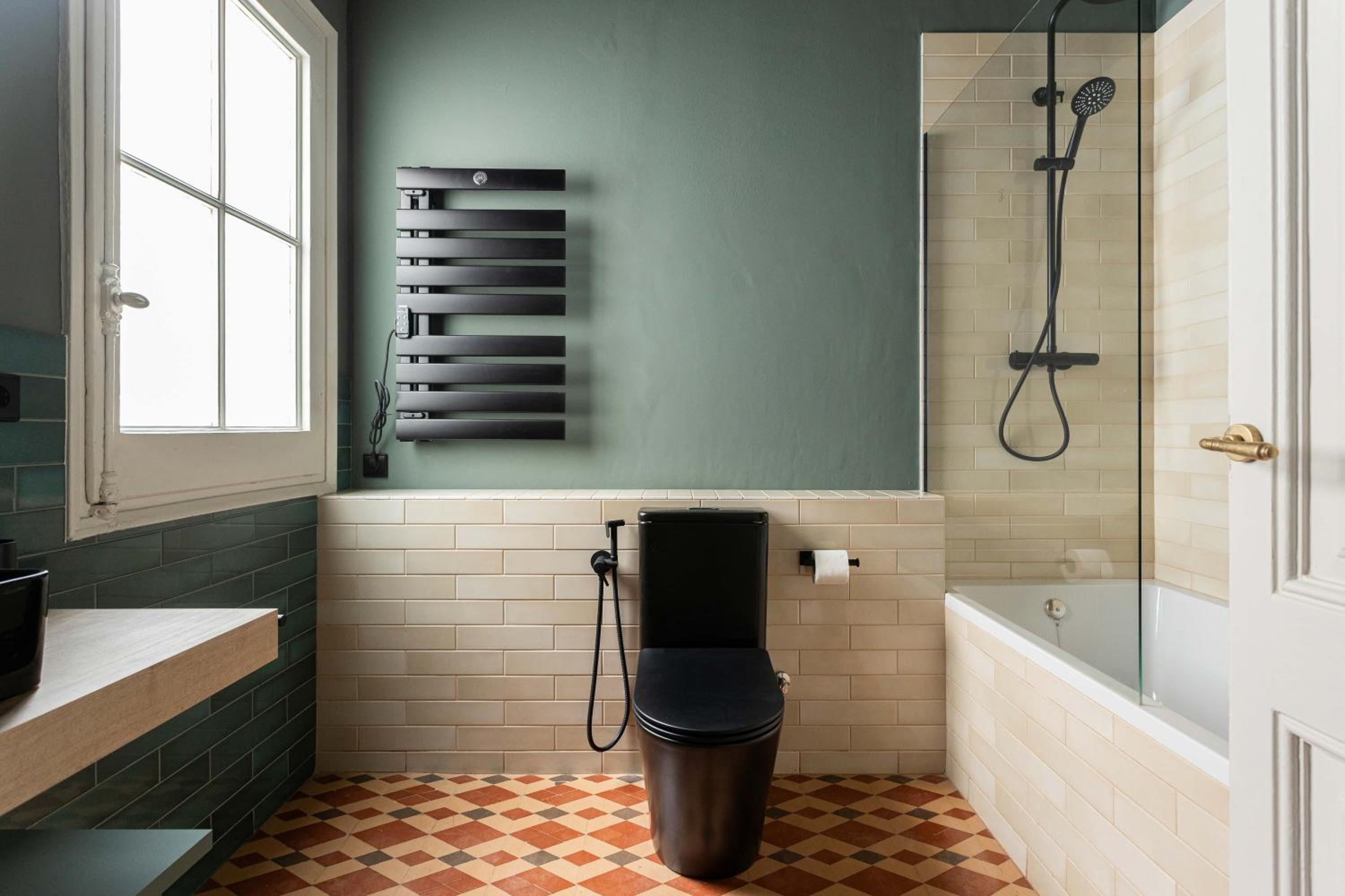 Spacious Stylish 4-bedroom Modernist Apartment photo 5