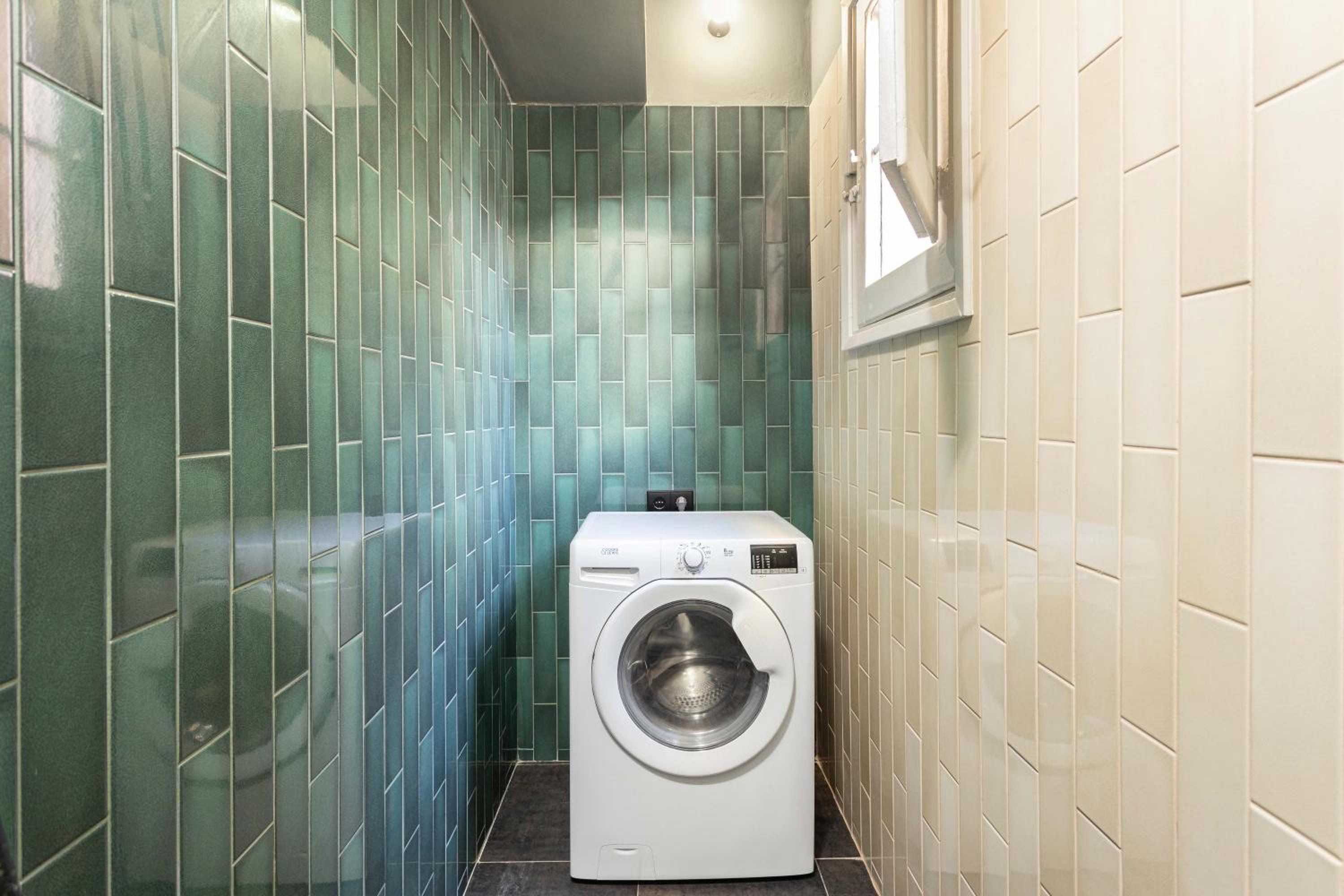 Spacious Stylish 4-bedroom Modernist Apartment