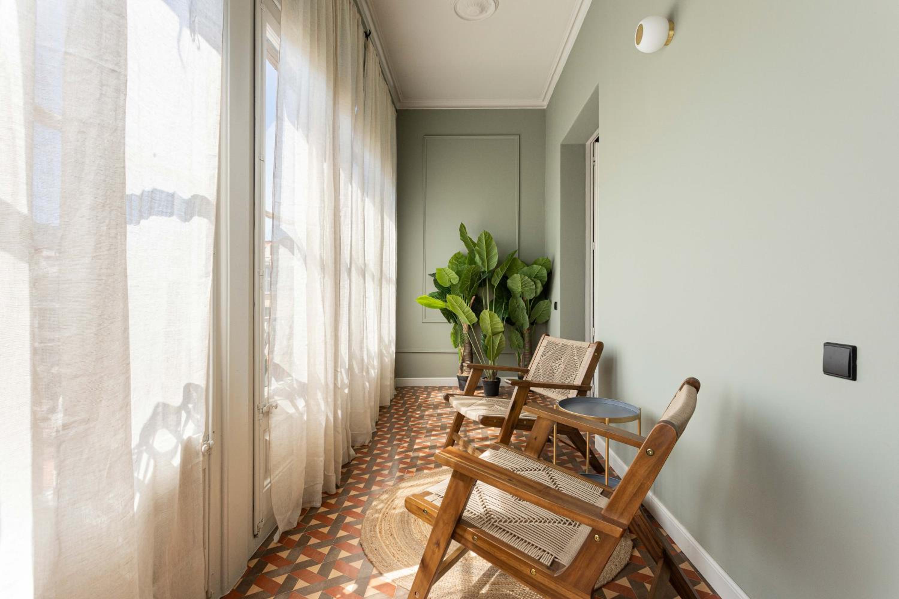 Spacious Stylish 4-bedroom Modernist Apartment