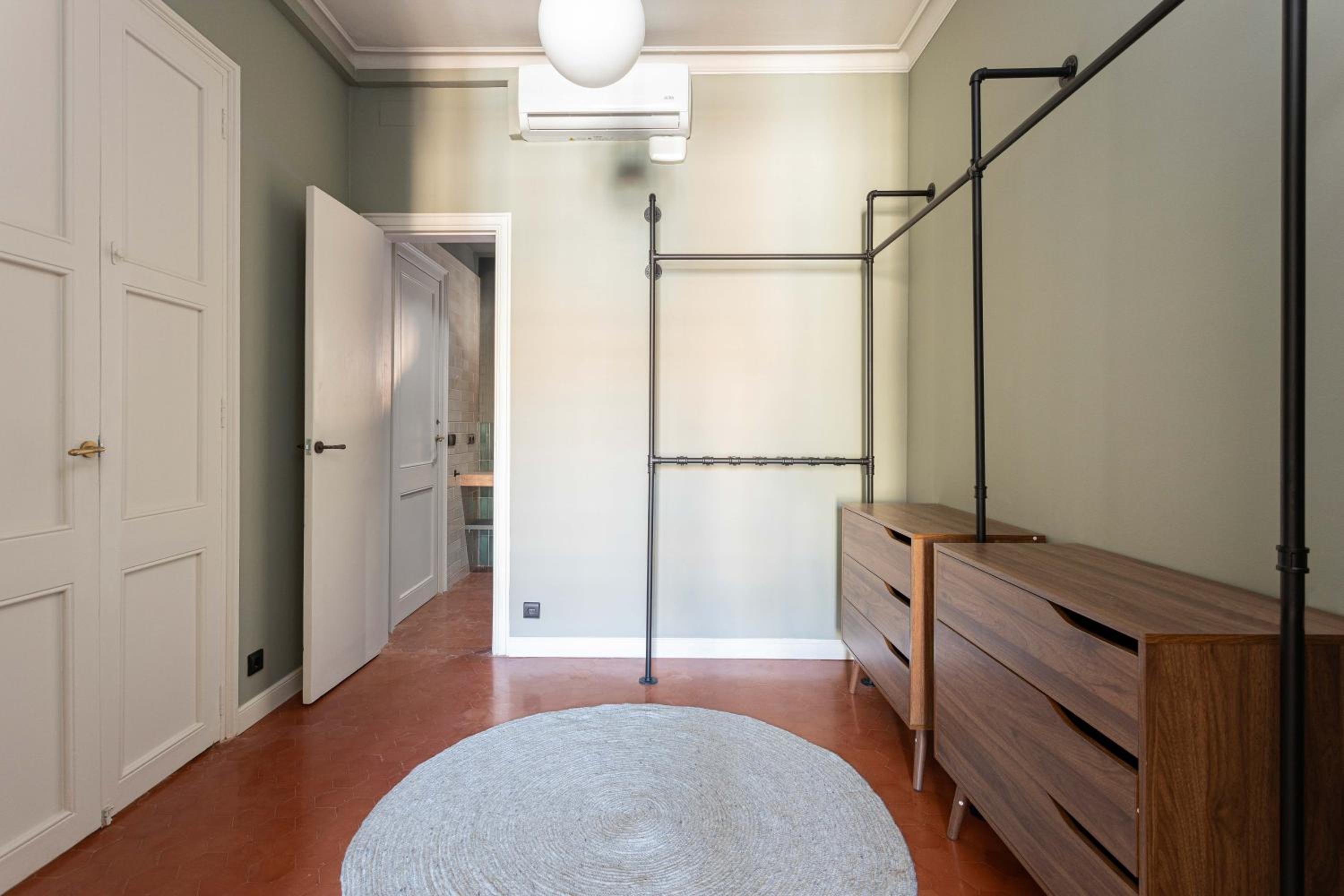 Spacious Stylish 4-bedroom Modernist Apartment