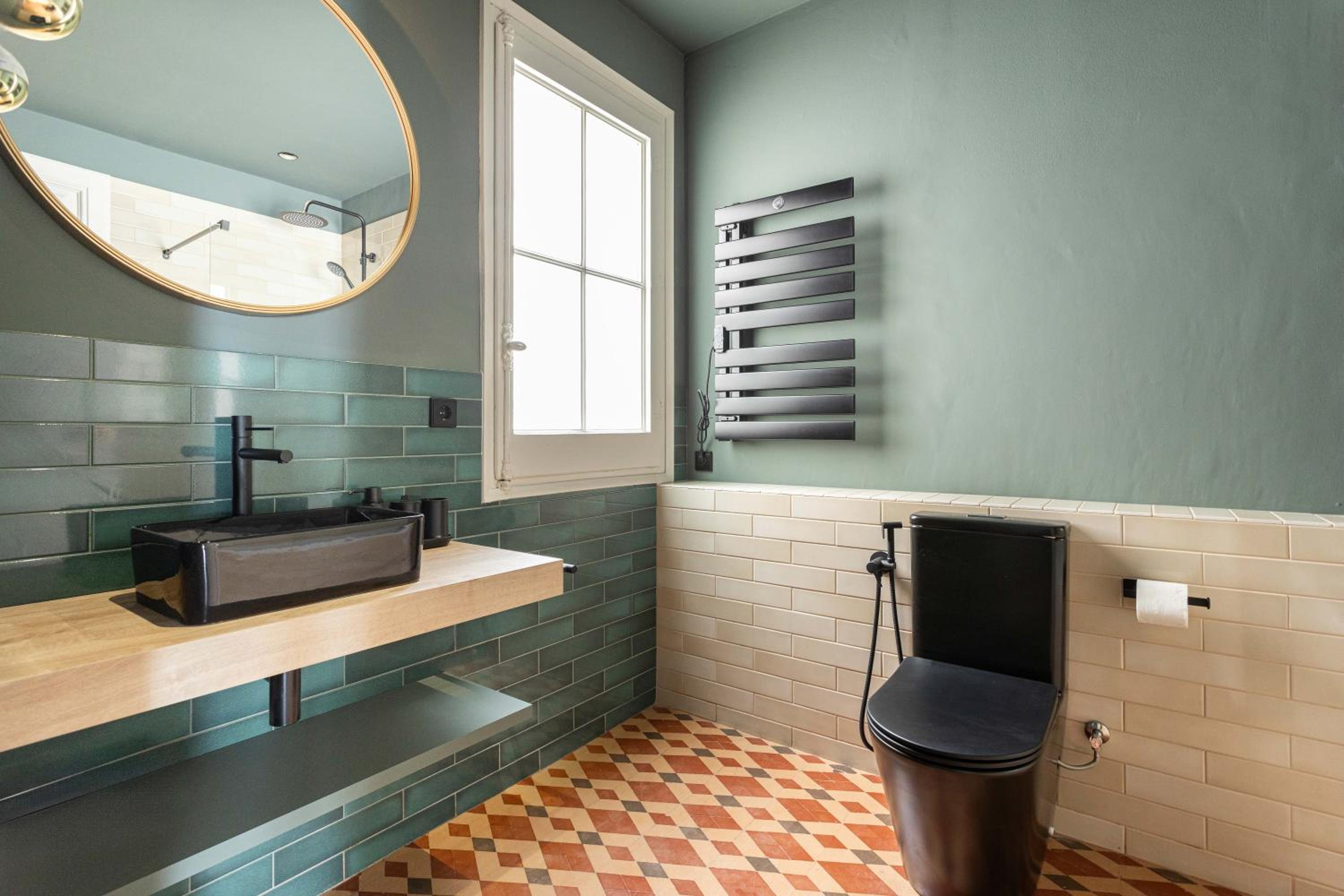 Spacious Stylish 4-bedroom Modernist Apartment