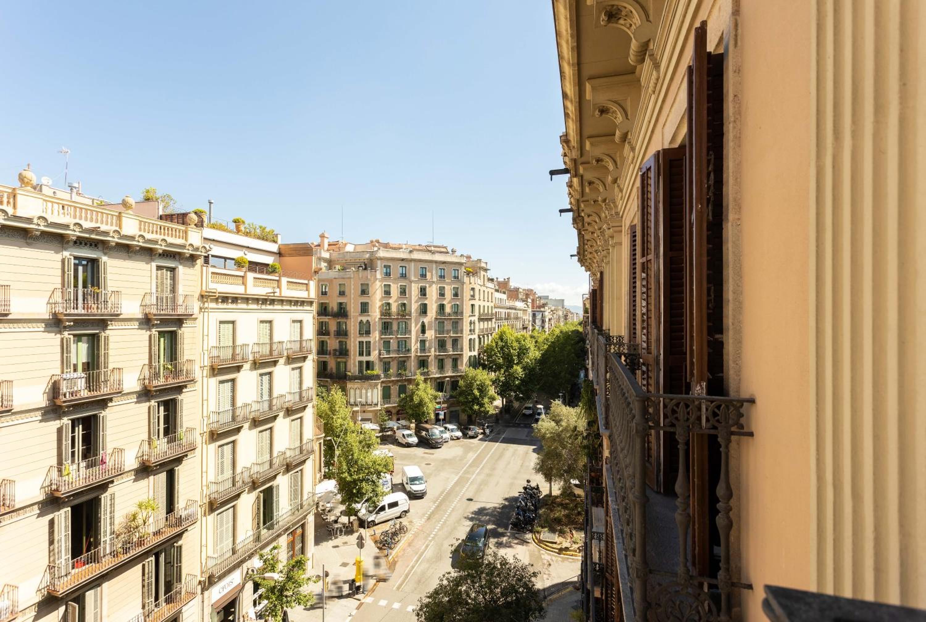 Spacious Stylish 4-bedroom Modernist Apartment