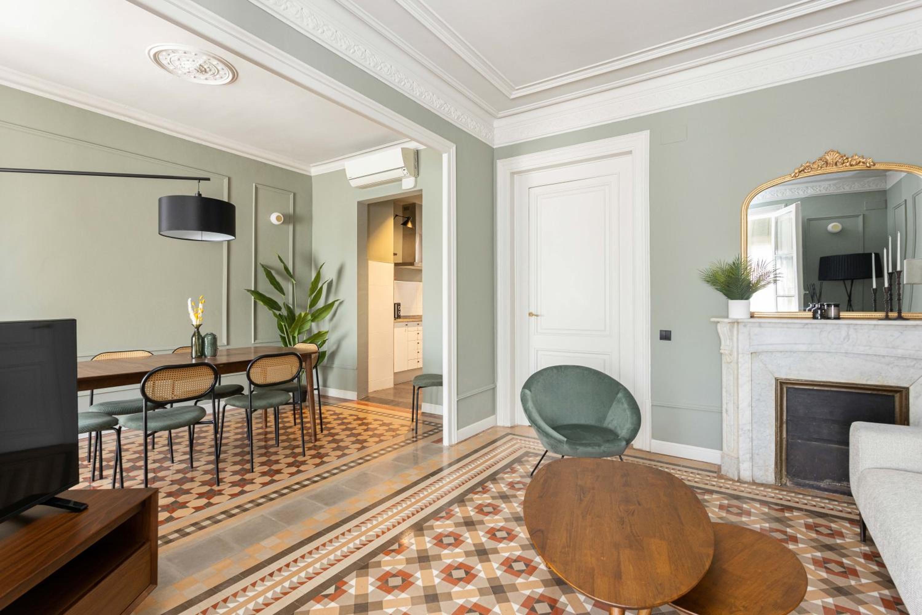 Spacious Stylish 4-bedroom Modernist Apartment