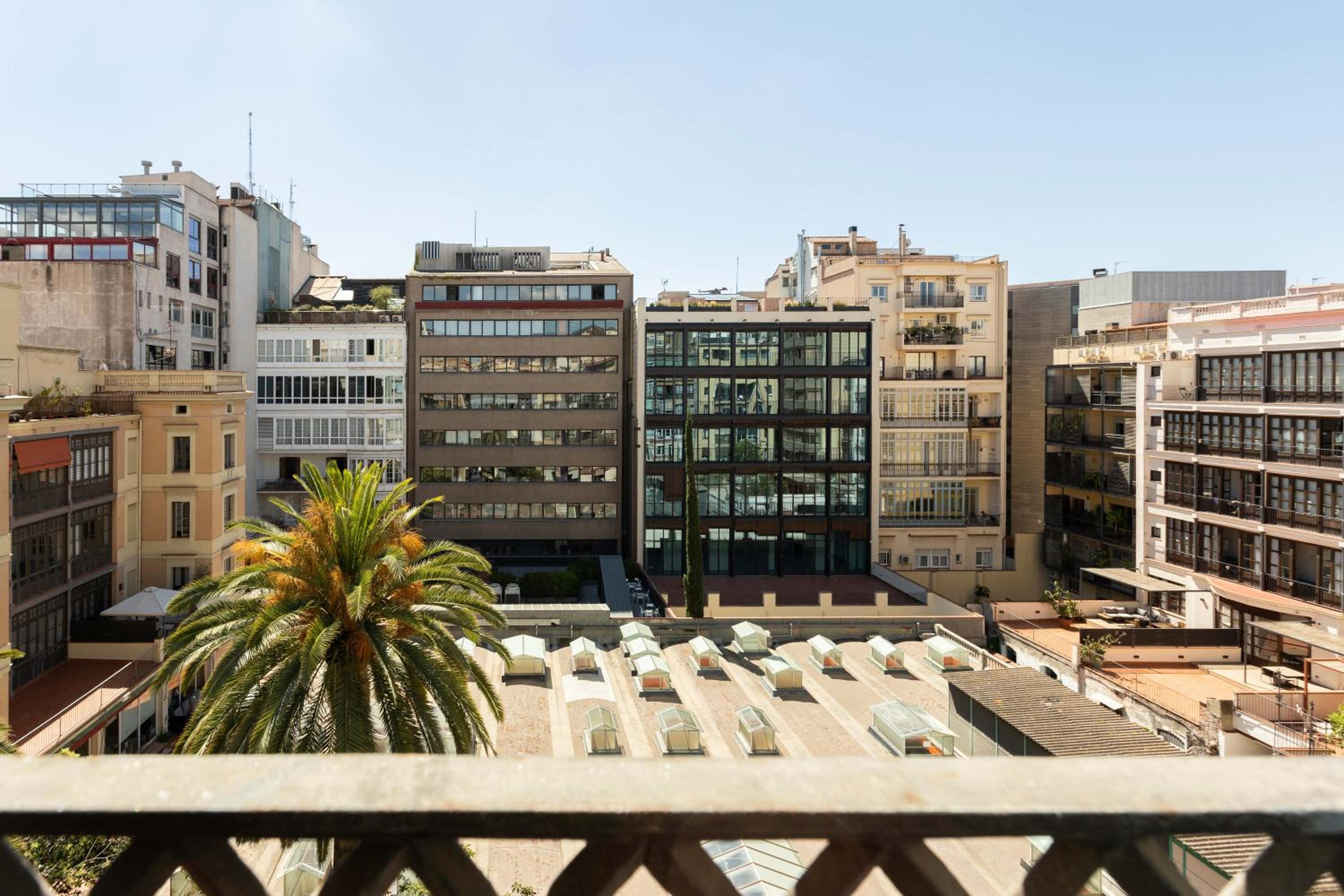 Spacious Stylish 4-bedroom Modernist Apartment