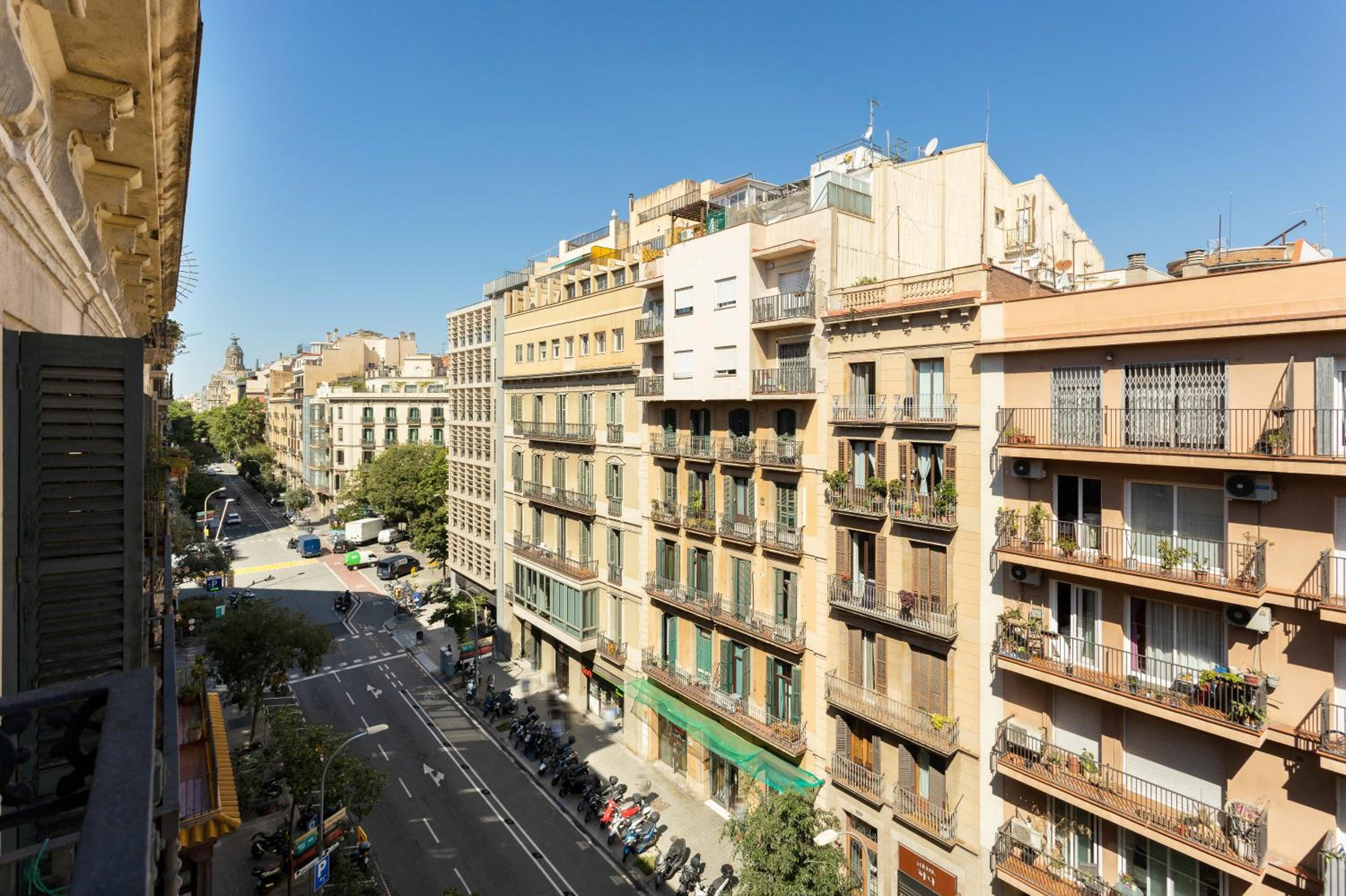 Spacious Stylish 4-bedroom Modernist Apartment