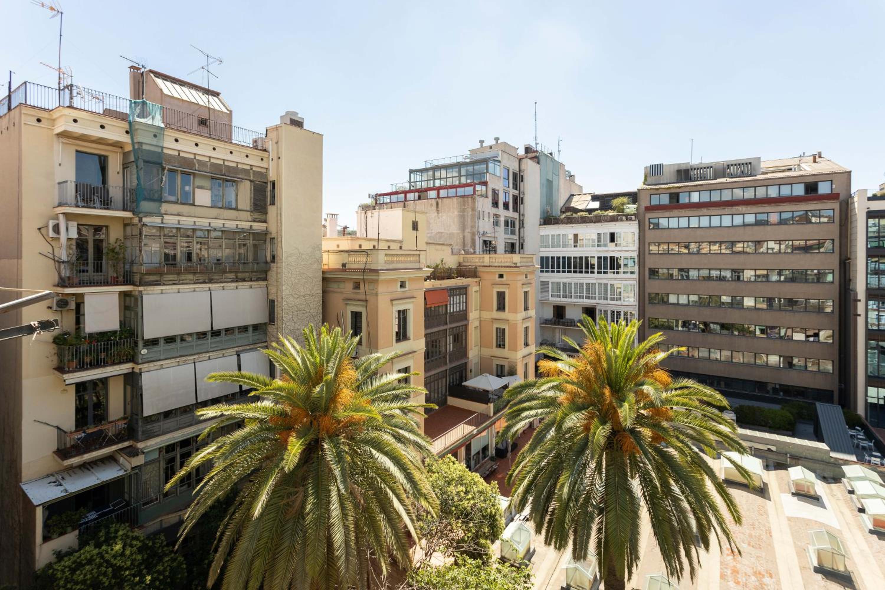 Spacious Stylish 4-bedroom Modernist Apartment