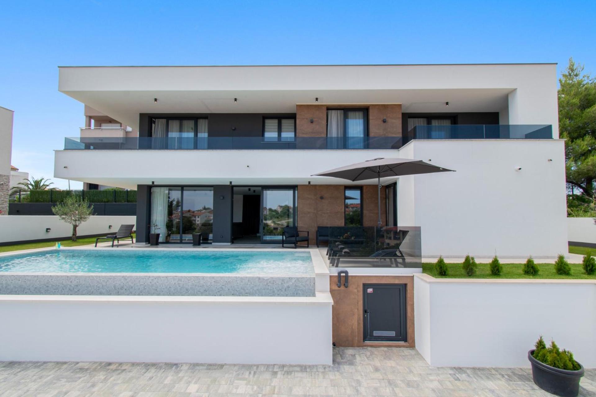Villa Infinity Gem mit beheizbarem Pool in Medulin, Istrien - by Istrabook view 2