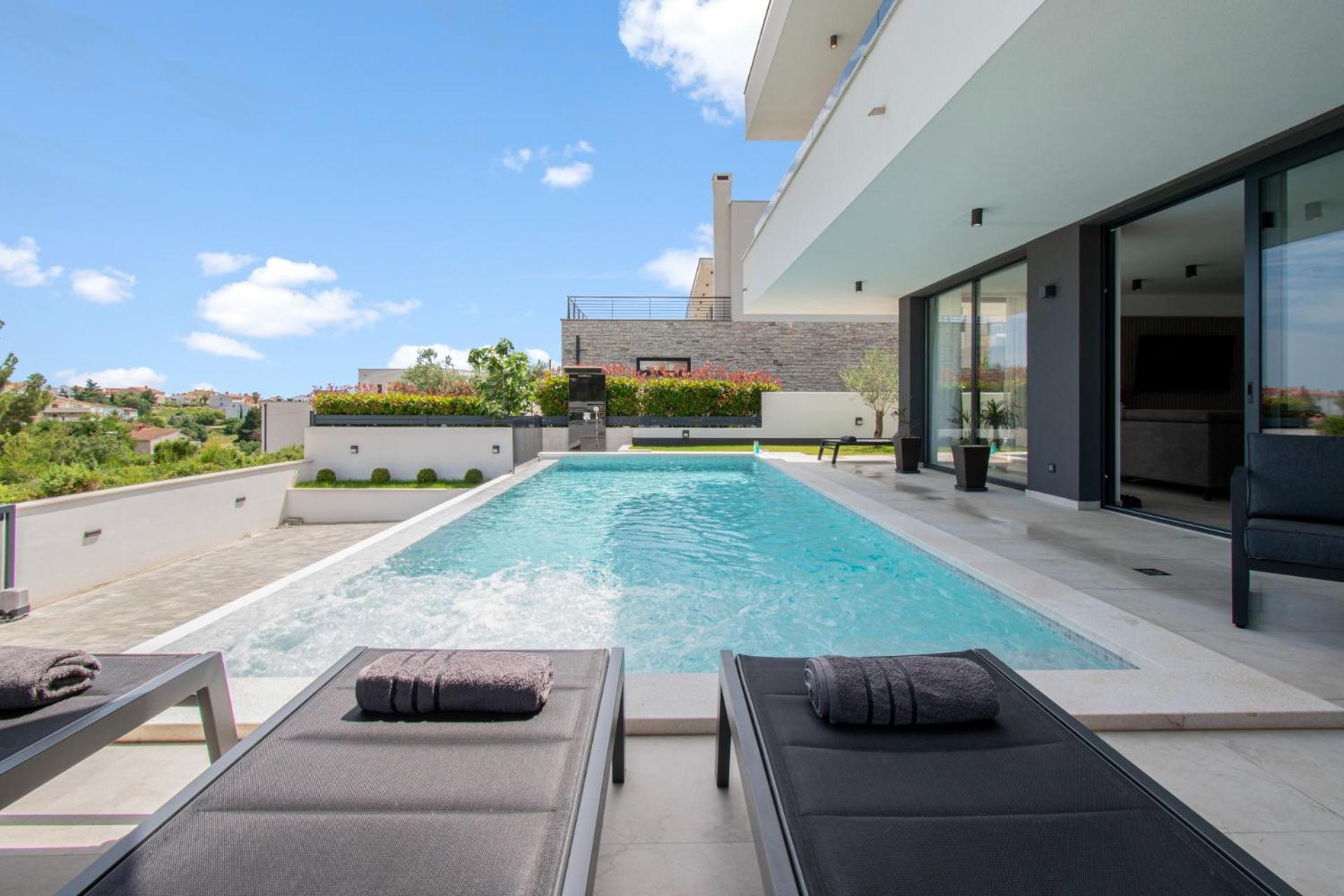 Villa Infinity Gem mit beheizbarem Pool in Medulin, Istrien - by Istrabook view 3