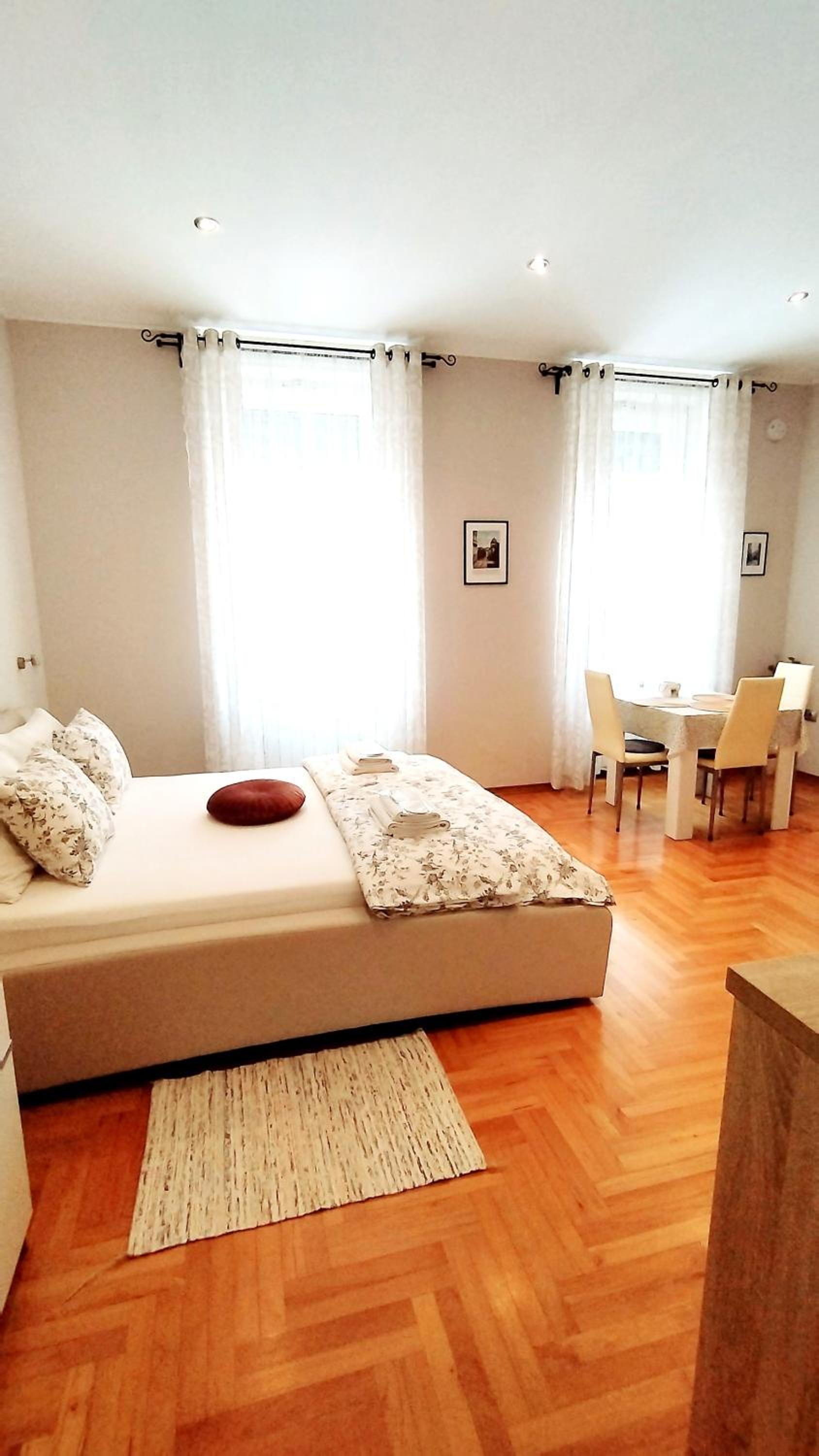 Lavender - City Room with free parking view 3