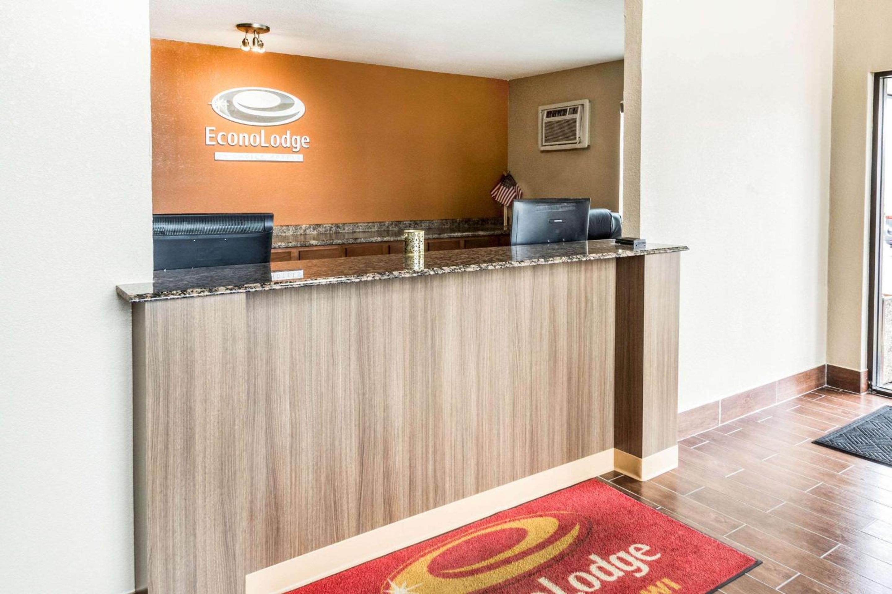Econo Lodge La Crosse North view 5