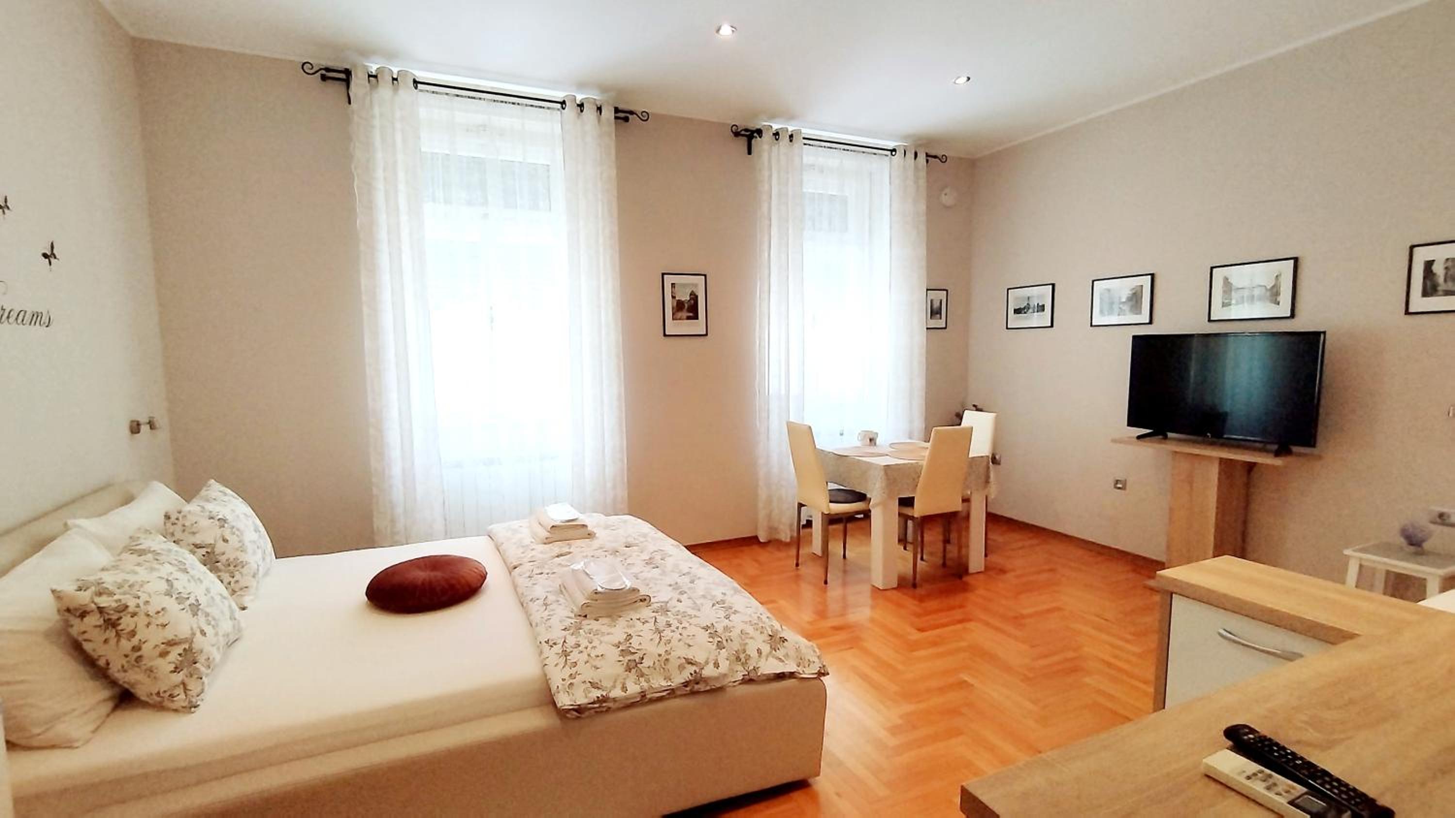 Lavender - City Room with free parking view 2