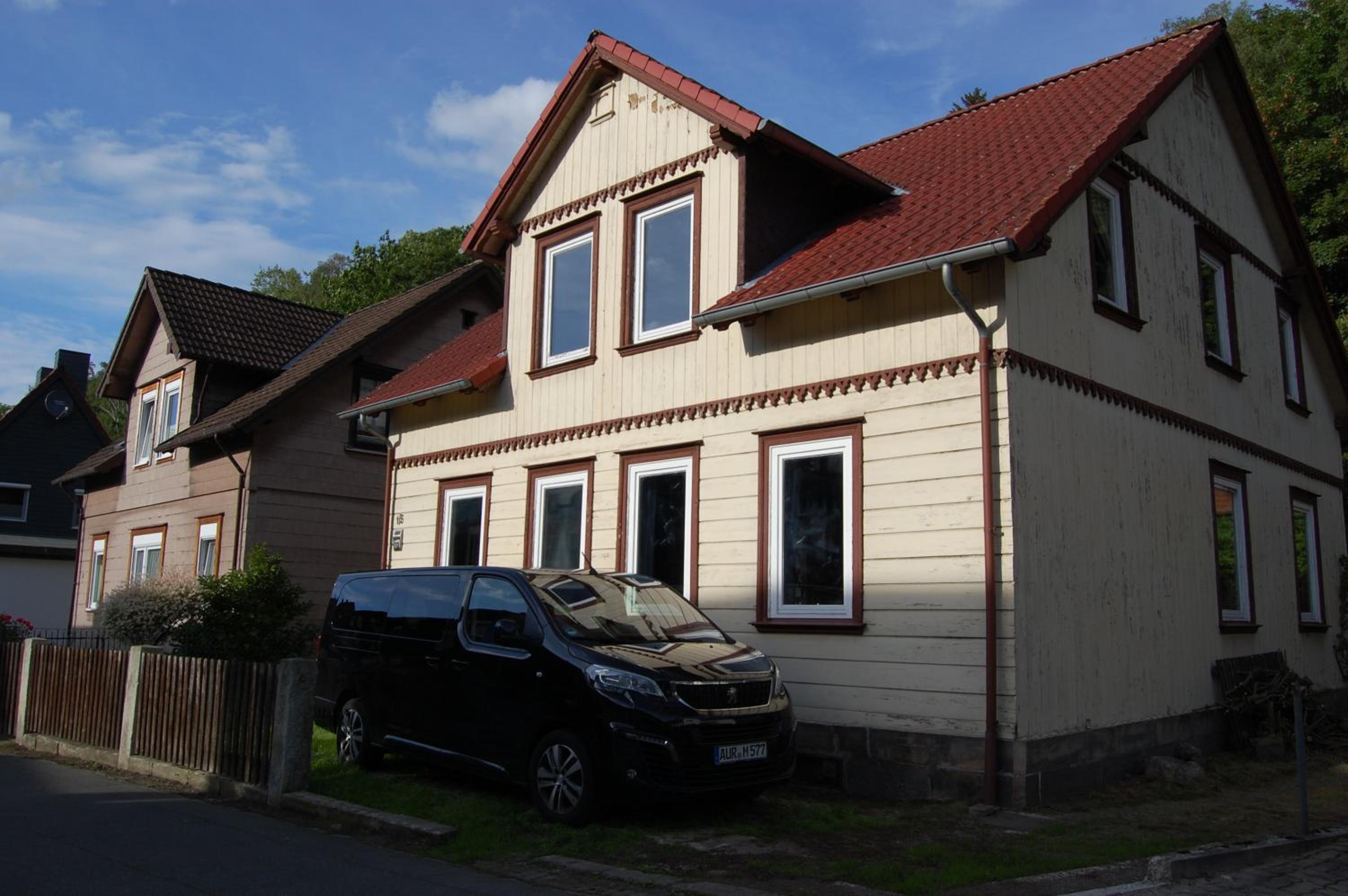 Großes Haus am Waldrand mit Garten und Parkplatz