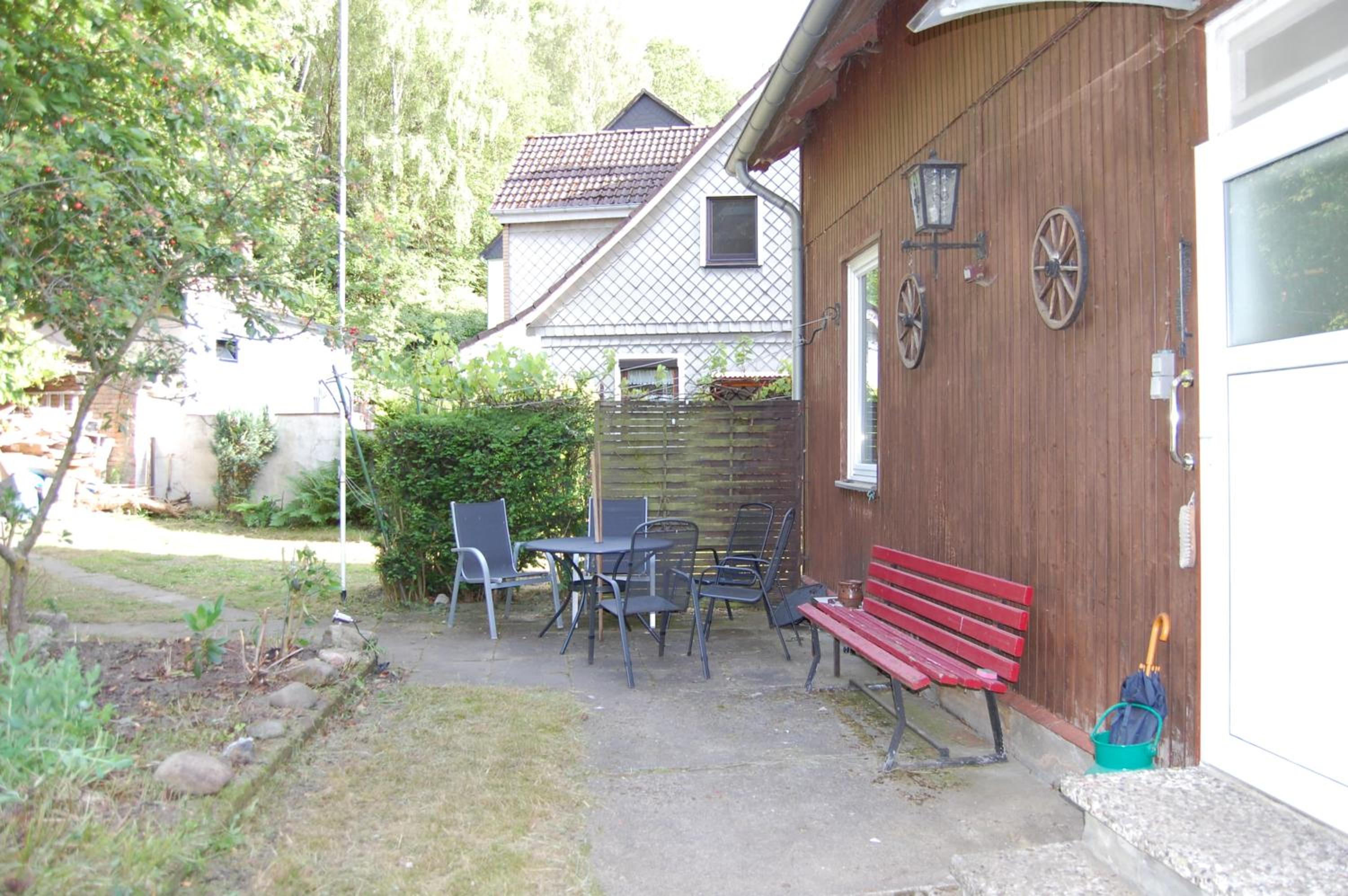 Großes Haus am Waldrand mit Garten und Parkplatz