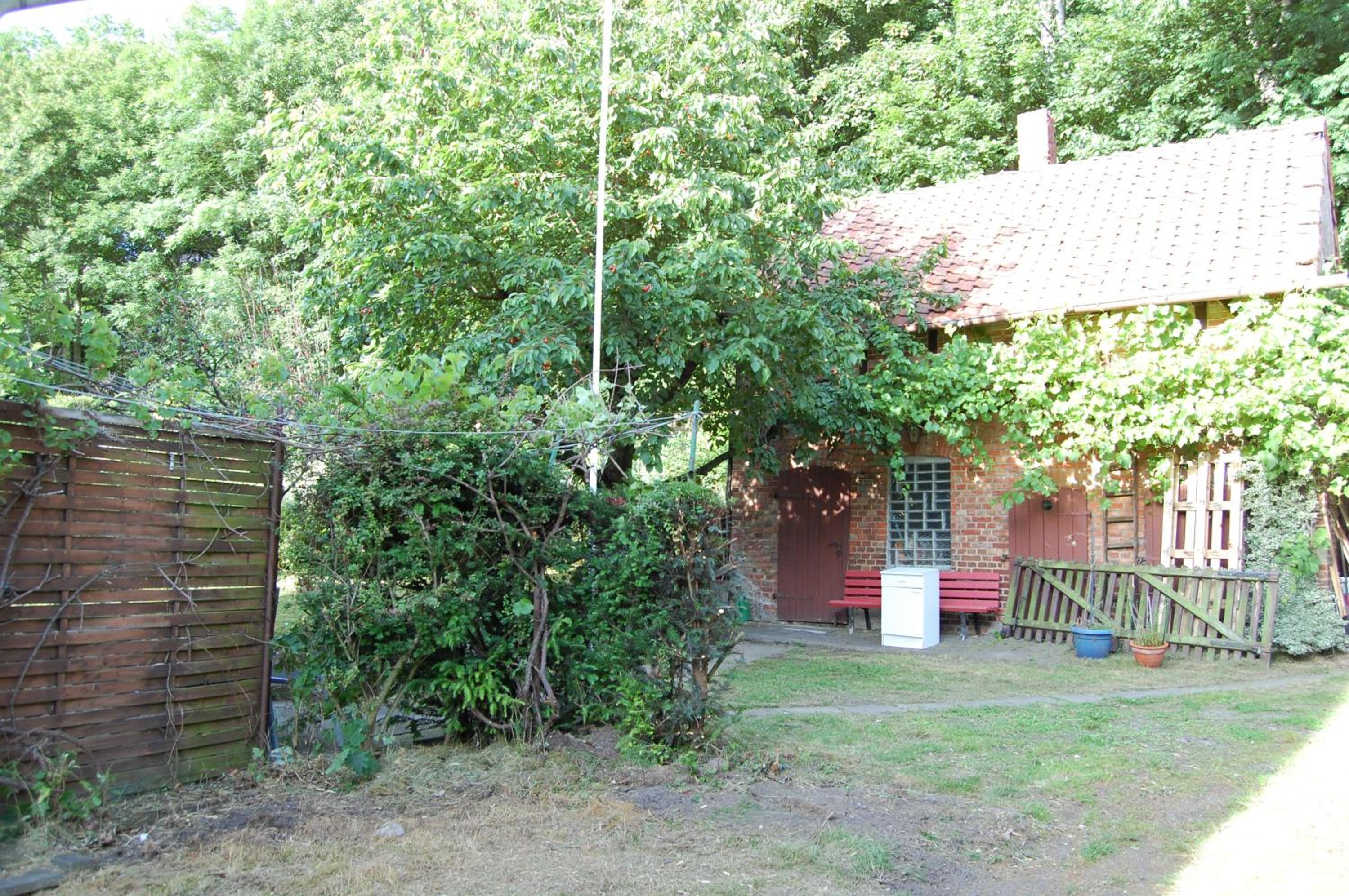 Großes Haus am Waldrand mit Garten und Parkplatz