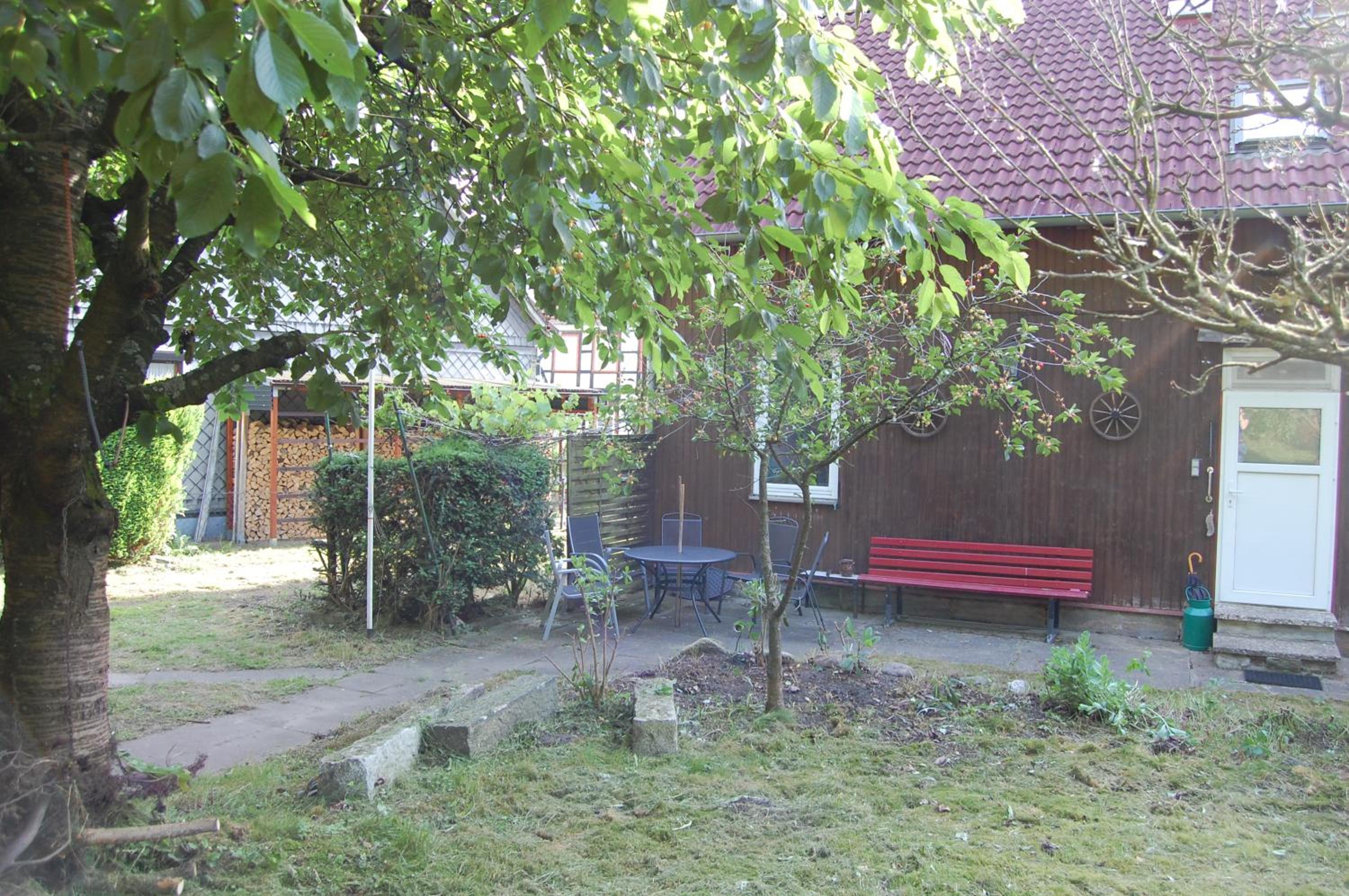Großes Haus am Waldrand mit Garten und Parkplatz