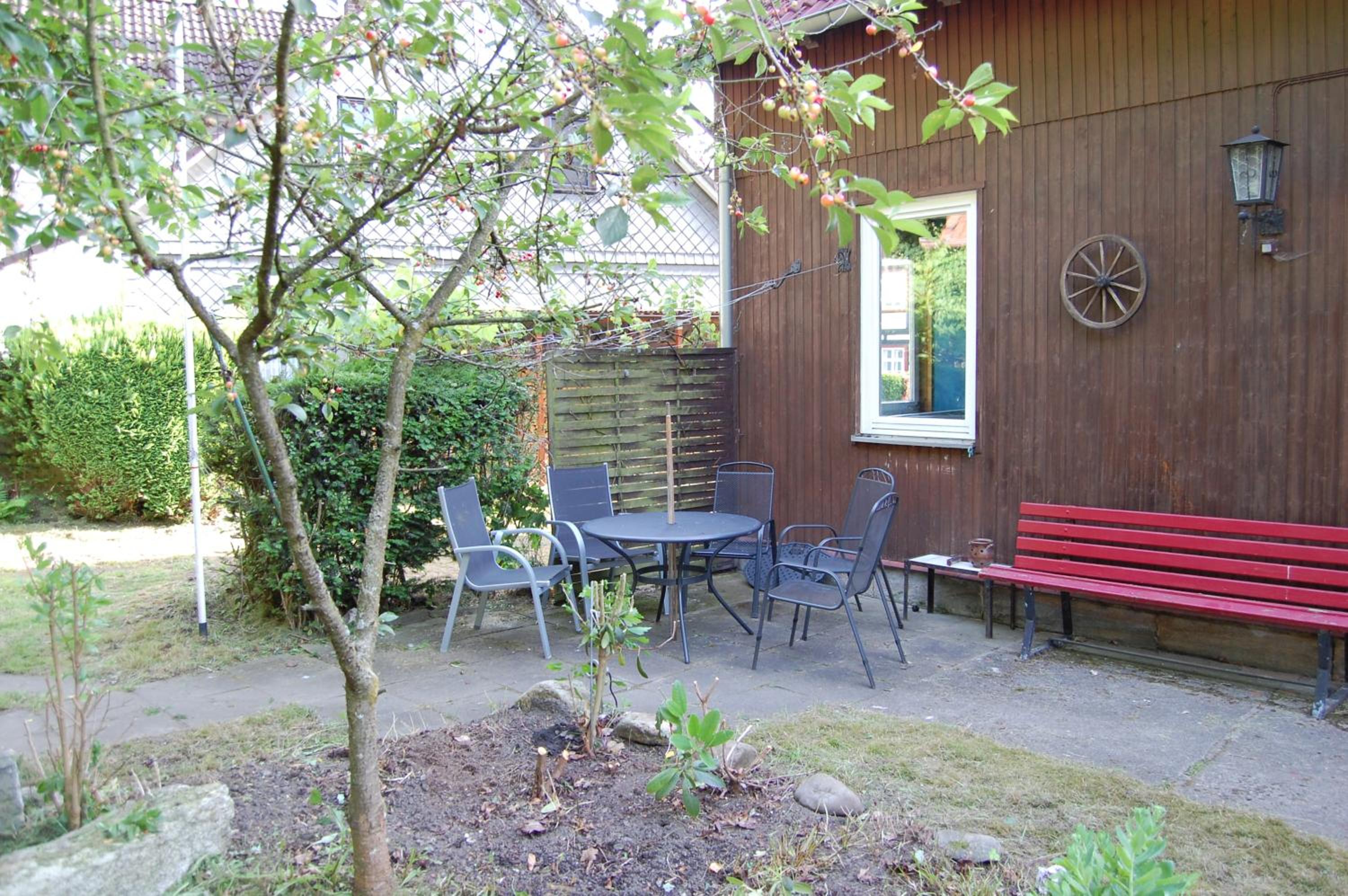 Großes Haus am Waldrand mit Garten und Parkplatz