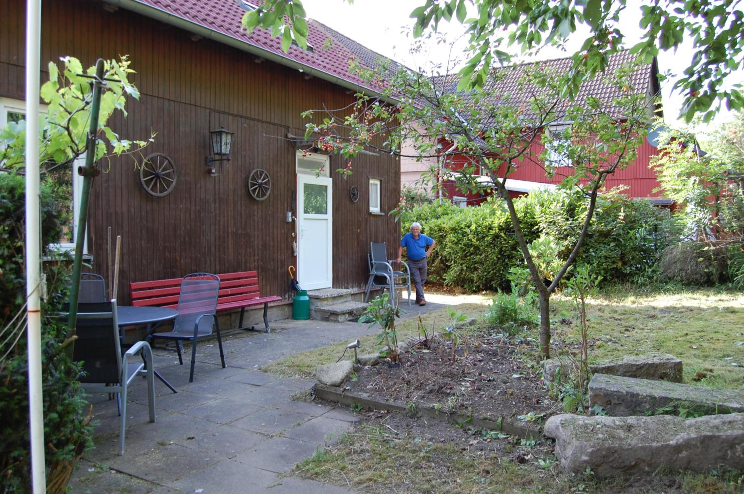 Großes Haus am Waldrand mit Garten und Parkplatz