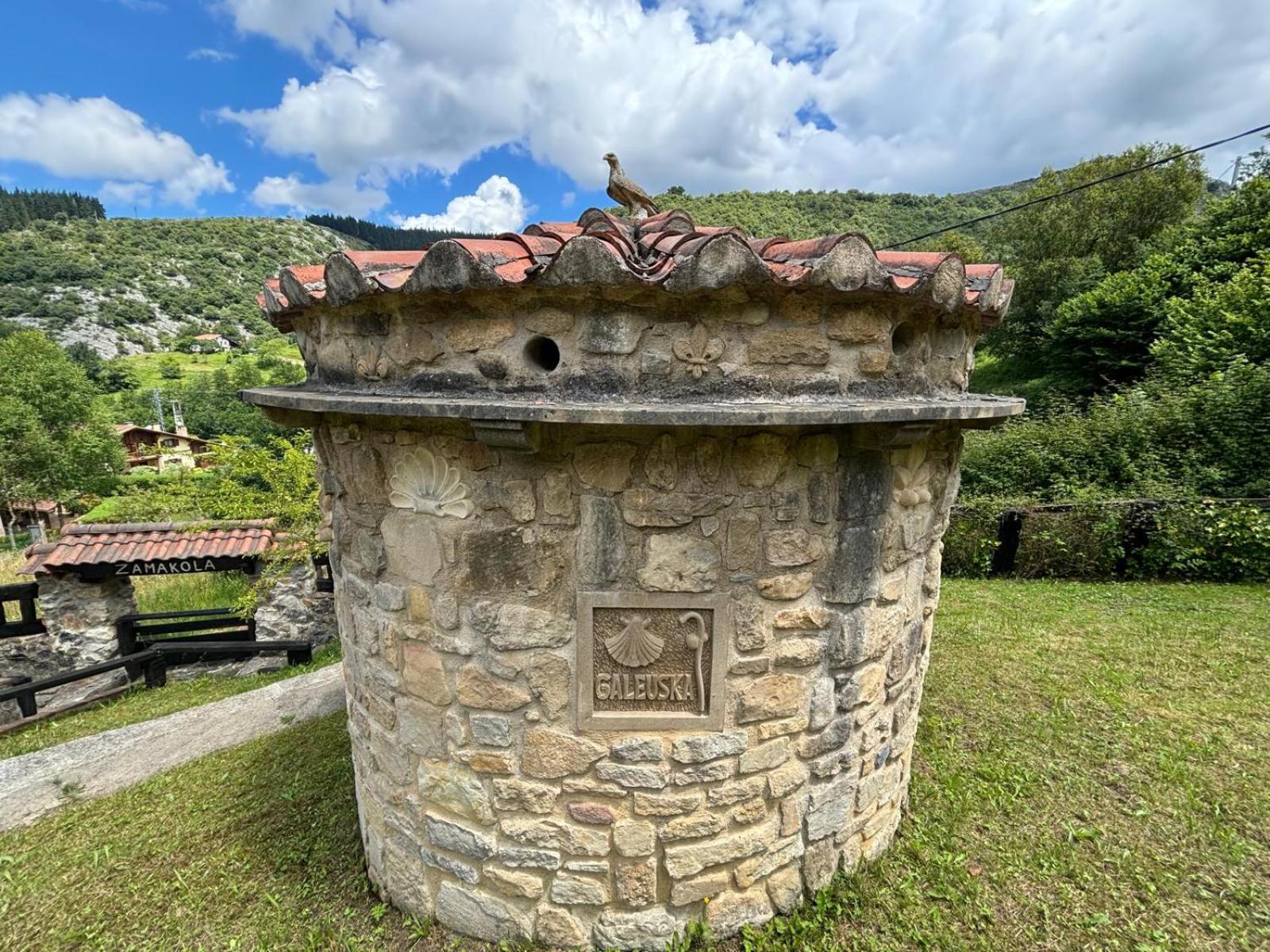 Vivienda turistica jardín con encanto y piscina