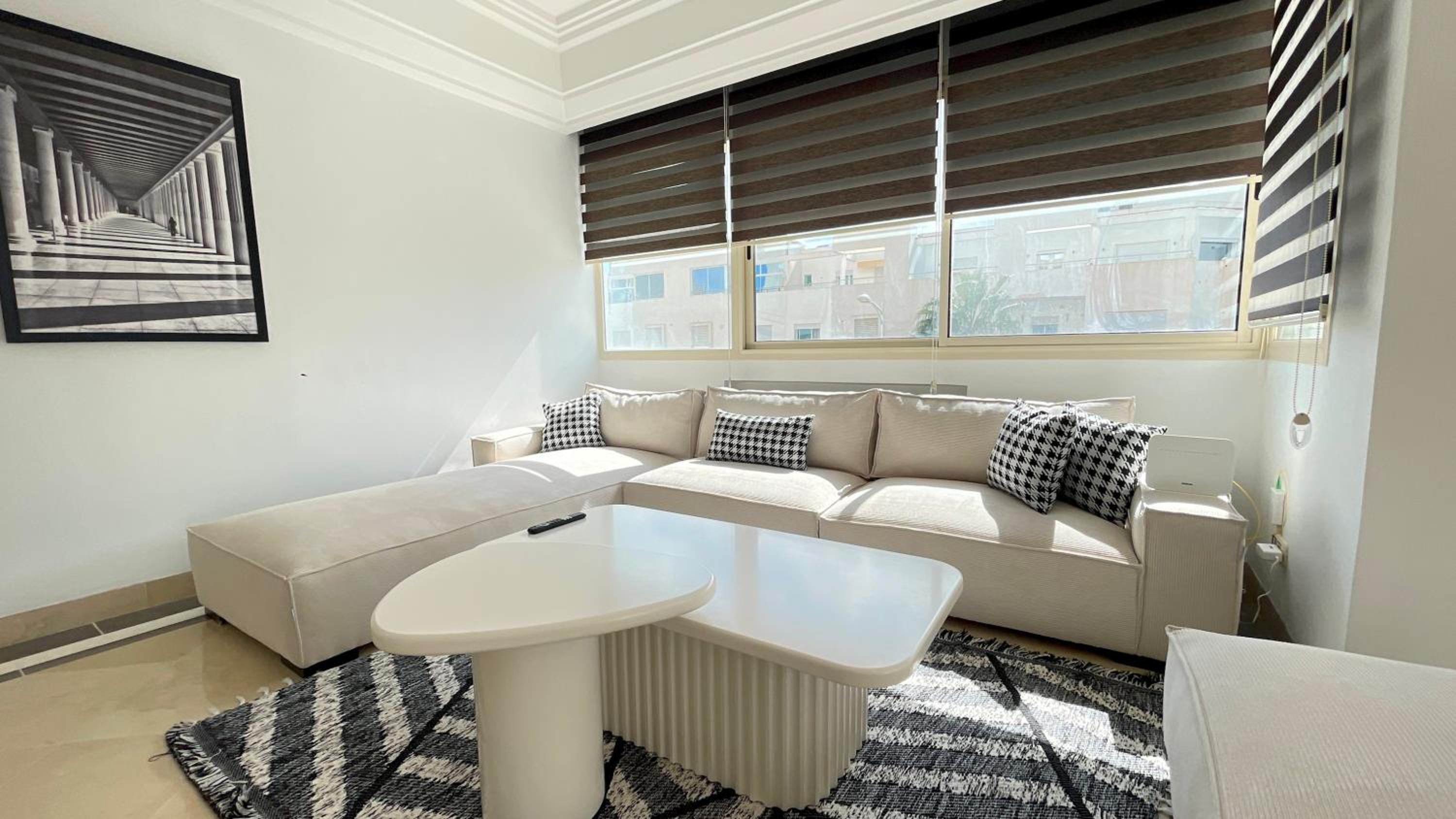 Black White: Modern Spacious view 3