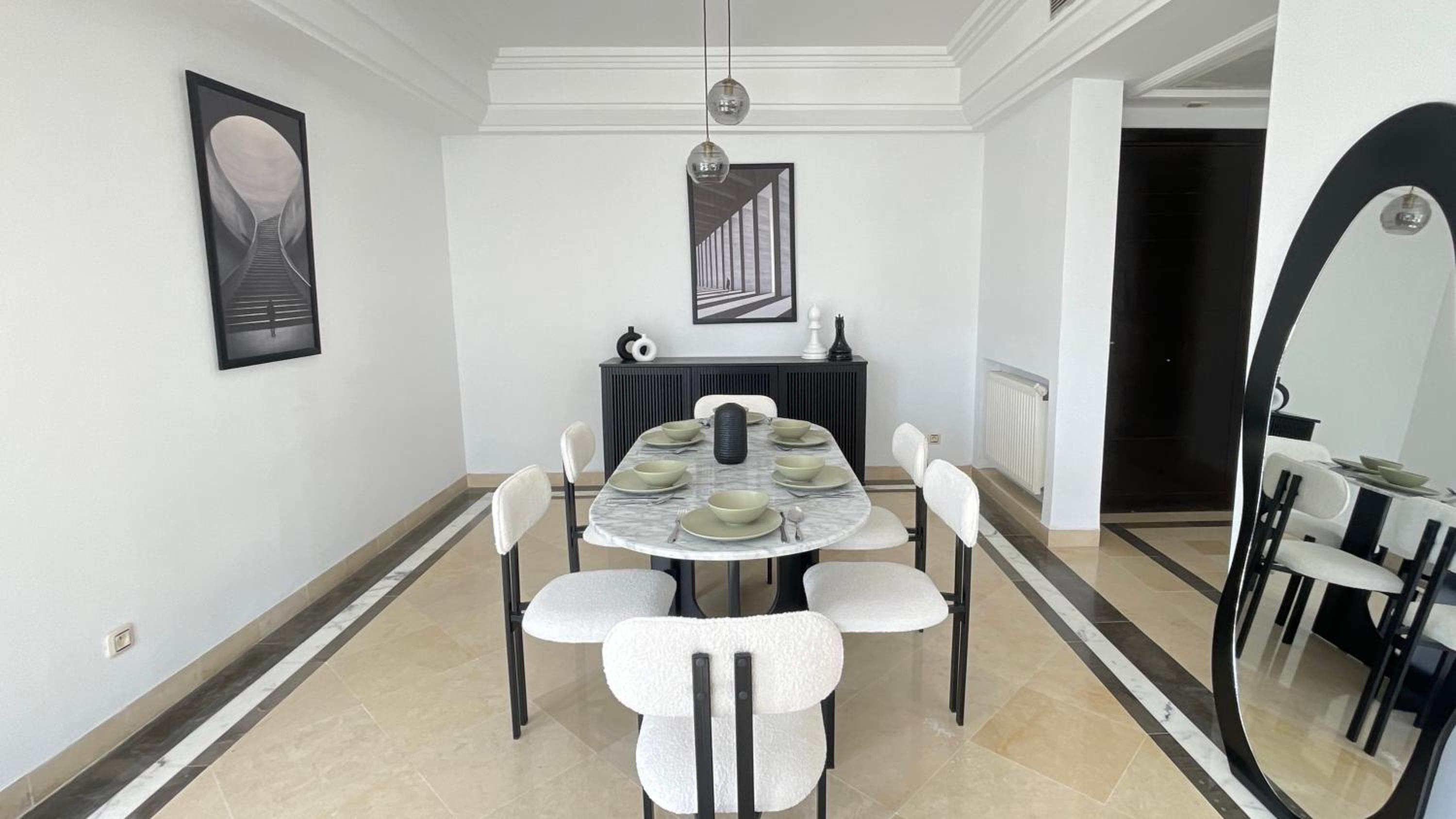 Black White: Modern Spacious view 4