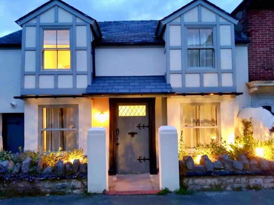 Hotel Tudor Cottage, Hot Tub, Sleeps 8