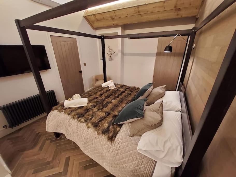 Tudor Cottage, Hot Tub, Sleeps 8 view 3