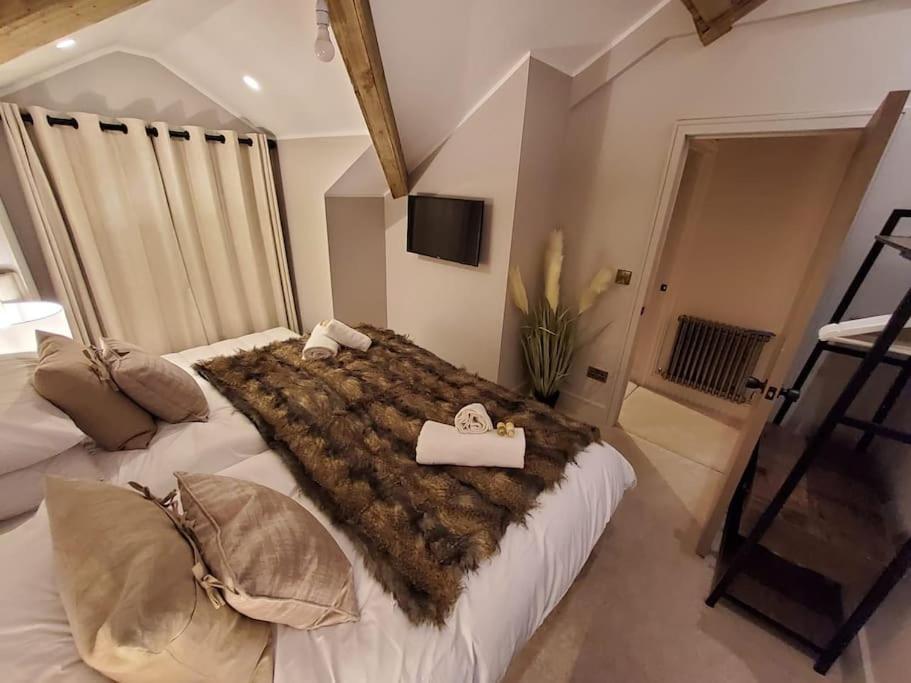 Tudor Cottage, Hot Tub, Sleeps 8 view 4