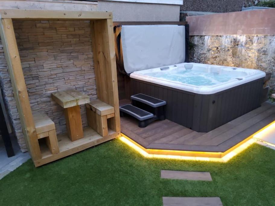 Tudor Cottage, Hot Tub, Sleeps 8 view 2