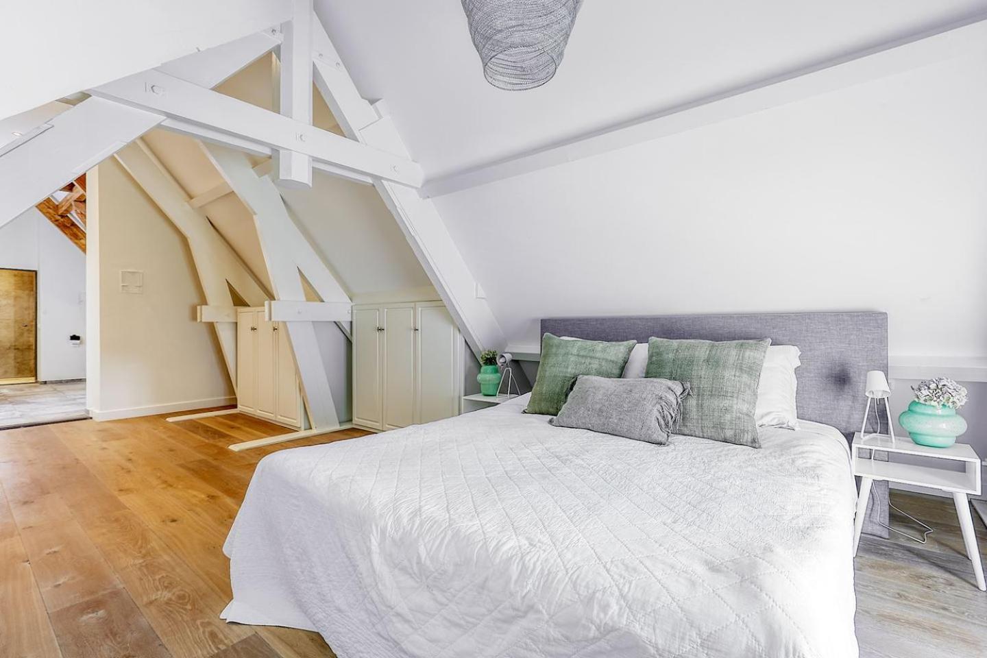 Beautiful luxury apartment close to the beach and city centre view 2