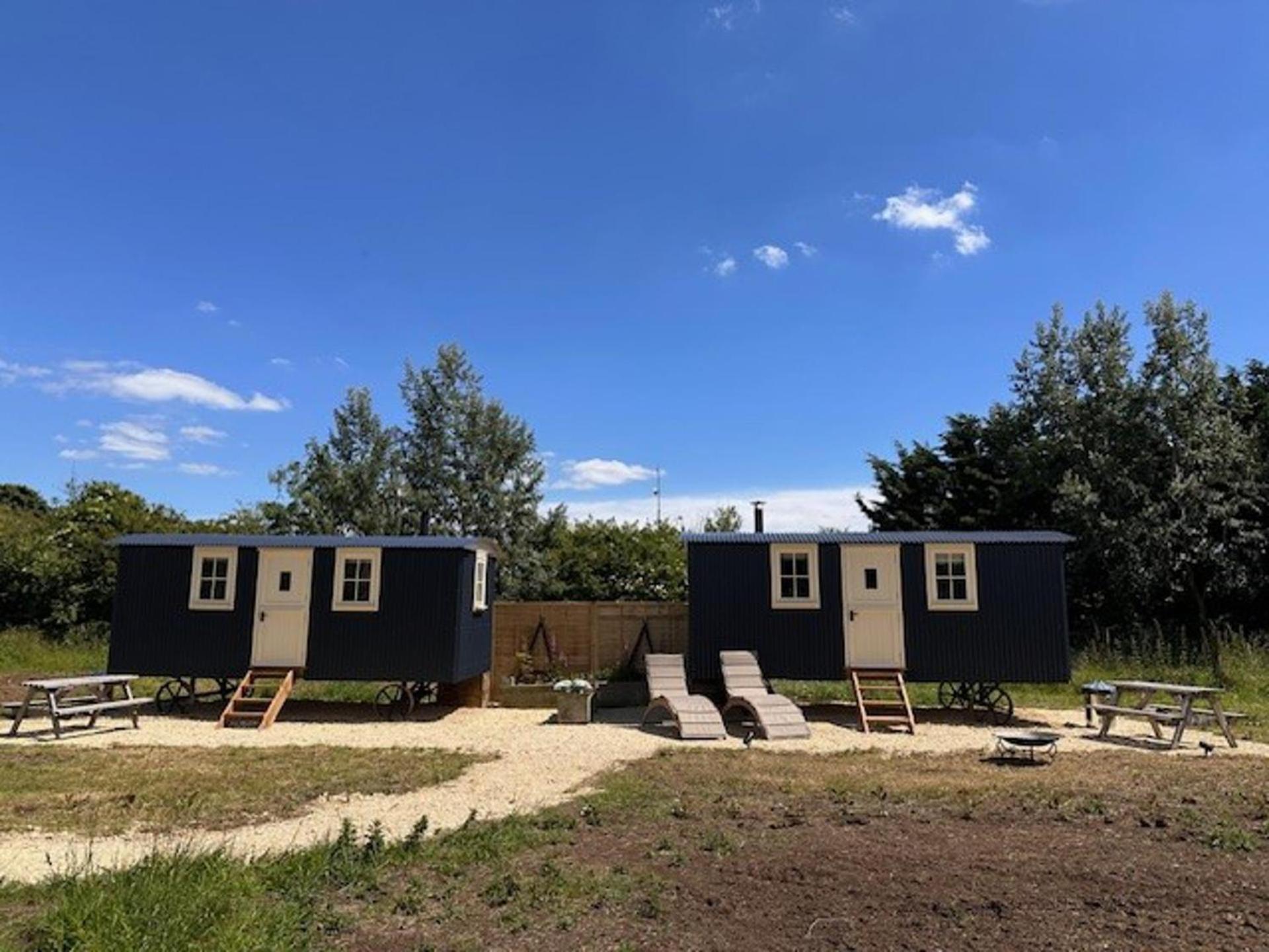 ShepherdsHut-HotTub-Cotswolds-PetFriendly